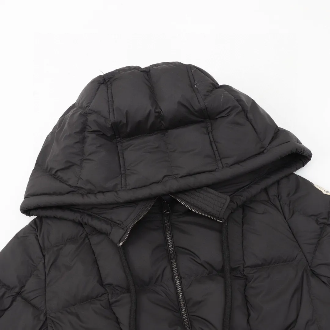 P1080 MONCLER/Mask MC Disney Princess on the Run Series Long Belted Down Jacket New winter long women's down jacket jacket The Princess on the Run is a must-have item. The women's long down jacket interprets classic items with new proportions, showing impeccable fashion style. Product Details Made from polyester, this long down jacket has a slim, wide silhouette with a nipped-in waist and lightweight lining. The sculpted hood adds a finishing touch.  Style number: A91# Color: black Size: 0 1 2 3