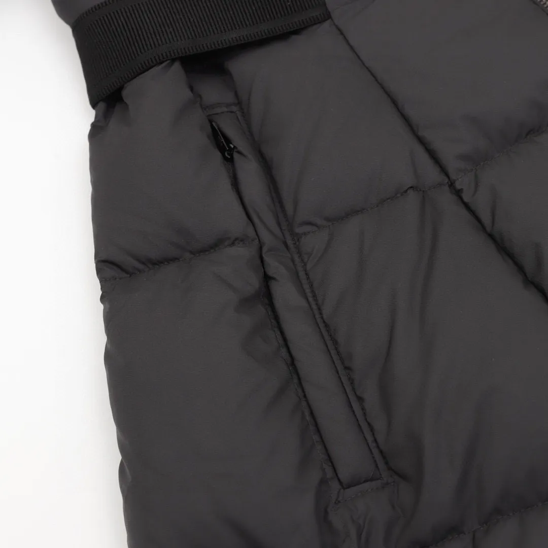 P1080 MONCLER/Mask MC Disney Princess on the Run Series Long Belted Down Jacket New winter long women's down jacket jacket The Princess on the Run is a must-have item. The women's long down jacket interprets classic items with new proportions, showing impeccable fashion style. Product Details Made from polyester, this long down jacket has a slim, wide silhouette with a nipped-in waist and lightweight lining. The sculpted hood adds a finishing touch.  Style number: A91# Color: black Size: 0 1 2 3