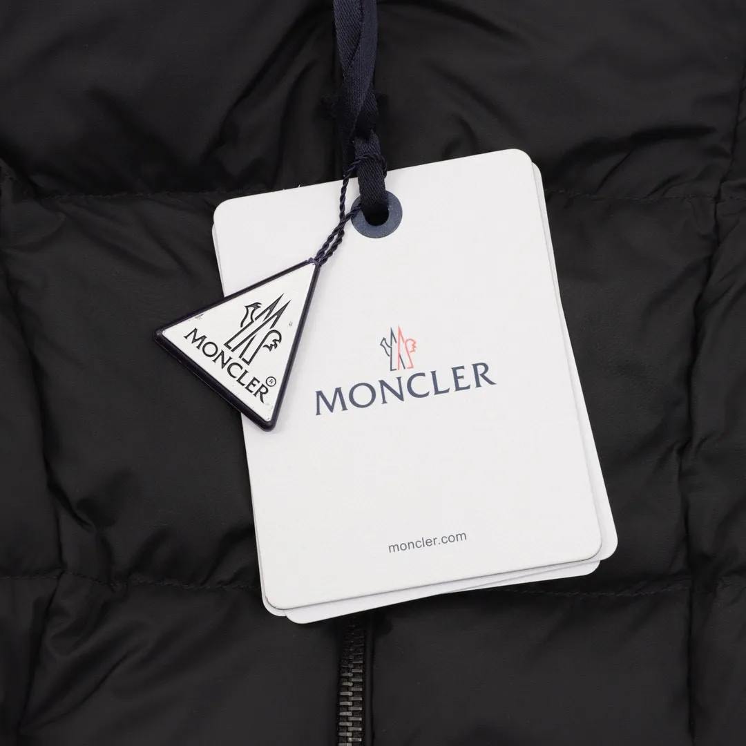 P1080 MONCLER/Mask MC Disney Princess on the Run Series Long Belted Down Jacket New winter long women's down jacket jacket The Princess on the Run is a must-have item. The women's long down jacket interprets classic items with new proportions, showing impeccable fashion style. Product Details Made from polyester, this long down jacket has a slim, wide silhouette with a nipped-in waist and lightweight lining. The sculpted hood adds a finishing touch.  Style number: A91# Color: black Size: 0 1 2 3