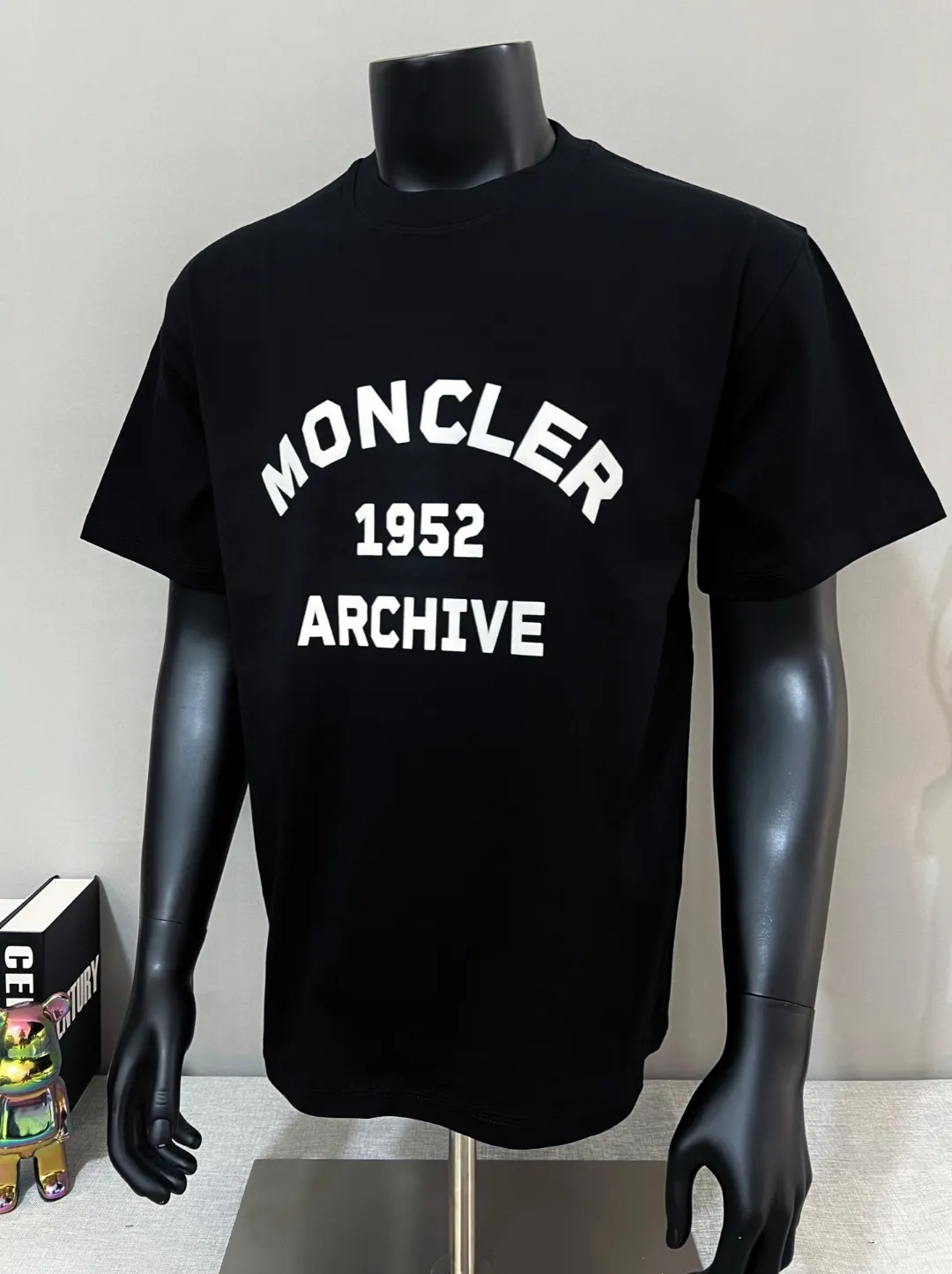 P150 New Meng Mouth MONCLER is on sale at the same time as official and official: 1952 commemorative sweatshirt with flocking printing and short sleeves at the same time, the details are the same as the official version, using 240g double yarn 100% cotton fabric, imported woven thread thread, and rib-free neckline Easy to deform, high-temperature washing process in the factory, the fabric is soft and breathable, does not shrink, NCF washing mark identification, details are in place and the upper body looks good, European size version, loose and suitable, color: black, white, size XS-L (can wear up to 200 pounds)