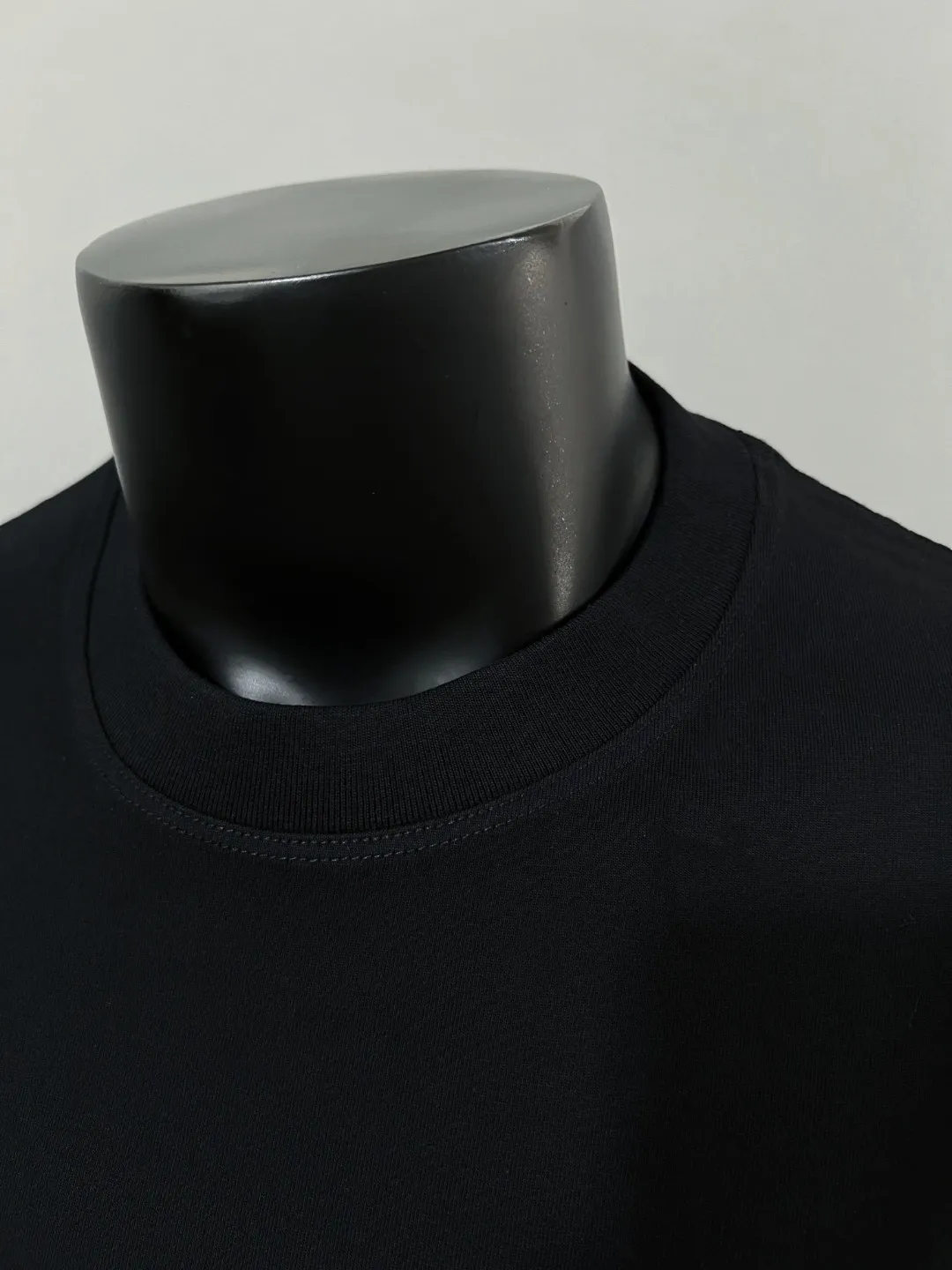 P150 New Meng Mouth MONCLER is on sale at the same time as official and official: 1952 commemorative sweatshirt with flocking printing and short sleeves at the same time, the details are the same as the official version, using 240g double yarn 100% cotton fabric, imported woven thread thread, and rib-free neckline Easy to deform, high-temperature washing process in the factory, the fabric is soft and breathable, does not shrink, NCF washing mark identification, details are in place and the upper body looks good, European size version, loose and suitable, color: black, white, size XS-L (can wear up to 200 pounds)