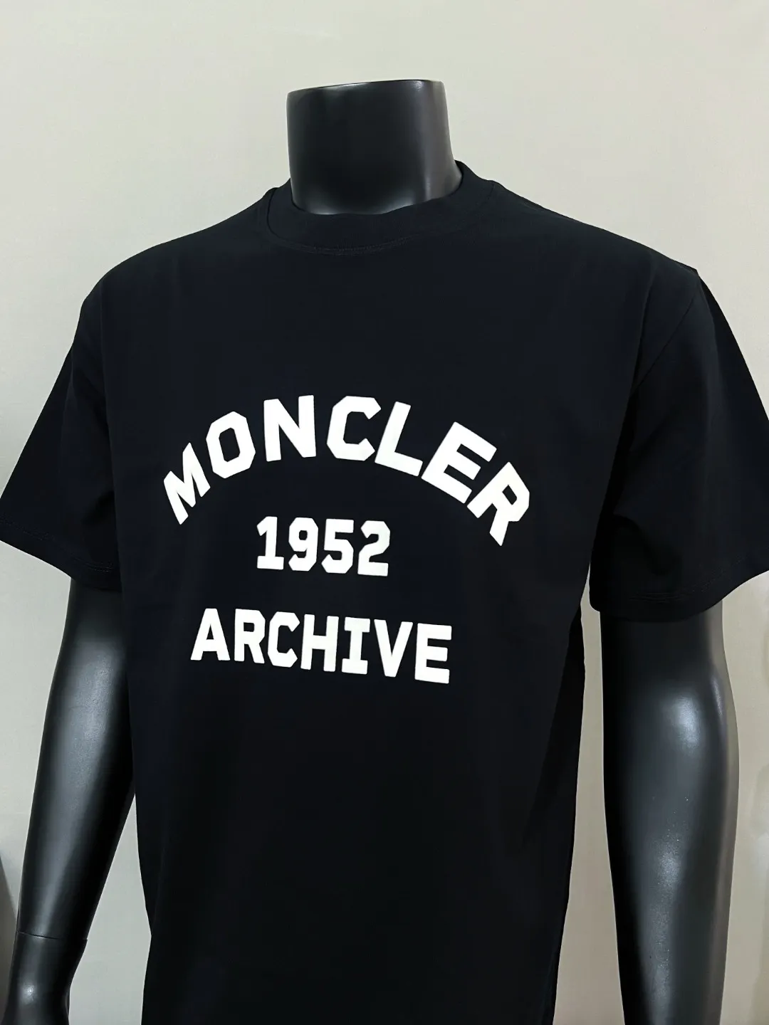 P150 New Meng Mouth MONCLER is on sale at the same time as official and official: 1952 commemorative sweatshirt with flocking printing and short sleeves at the same time, the details are the same as the official version, using 240g double yarn 100% cotton fabric, imported woven thread thread, and rib-free neckline Easy to deform, high-temperature washing process in the factory, the fabric is soft and breathable, does not shrink, NCF washing mark identification, details are in place and the upper body looks good, European size version, loose and suitable, color: black, white, size XS-L (can wear up to 200 pounds)