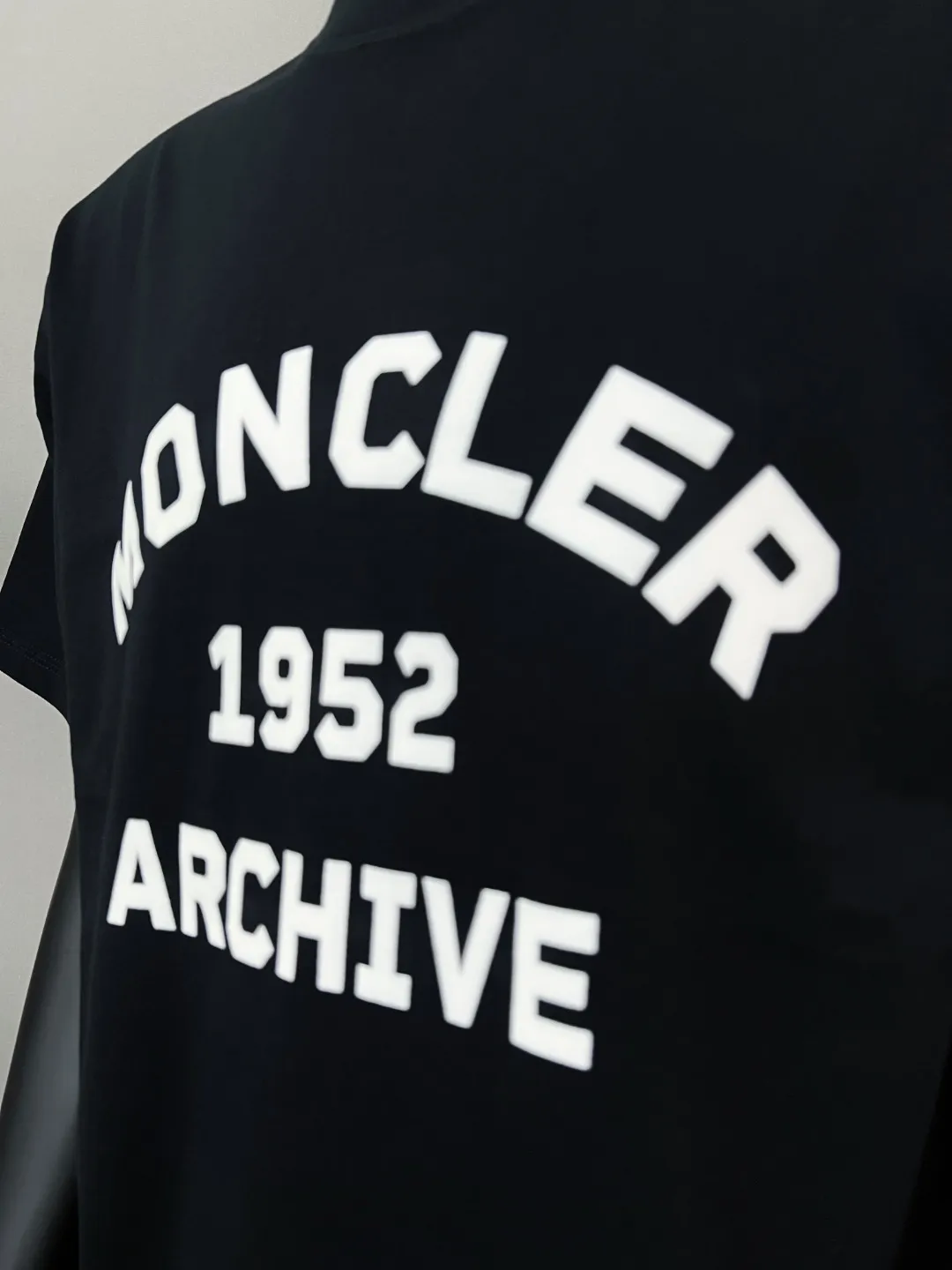 P150 New Meng Mouth MONCLER is on sale at the same time as official and official: 1952 commemorative sweatshirt with flocking printing and short sleeves at the same time, the details are the same as the official version, using 240g double yarn 100% cotton fabric, imported woven thread thread, and rib-free neckline Easy to deform, high-temperature washing process in the factory, the fabric is soft and breathable, does not shrink, NCF washing mark identification, details are in place and the upper body looks good, European size version, loose and suitable, color: black, white, size XS-L (can wear up to 200 pounds)