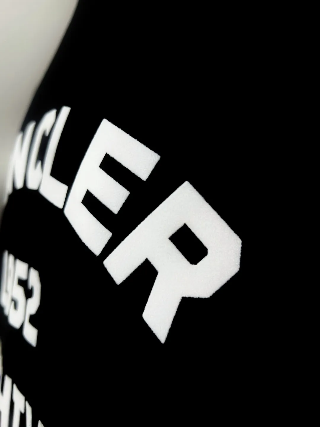 P150 New Meng Mouth MONCLER is on sale at the same time as official and official: 1952 commemorative sweatshirt with flocking printing and short sleeves at the same time, the details are the same as the official version, using 240g double yarn 100% cotton fabric, imported woven thread thread, and rib-free neckline Easy to deform, high-temperature washing process in the factory, the fabric is soft and breathable, does not shrink, NCF washing mark identification, details are in place and the upper body looks good, European size version, loose and suitable, color: black, white, size XS-L (can wear up to 200 pounds)