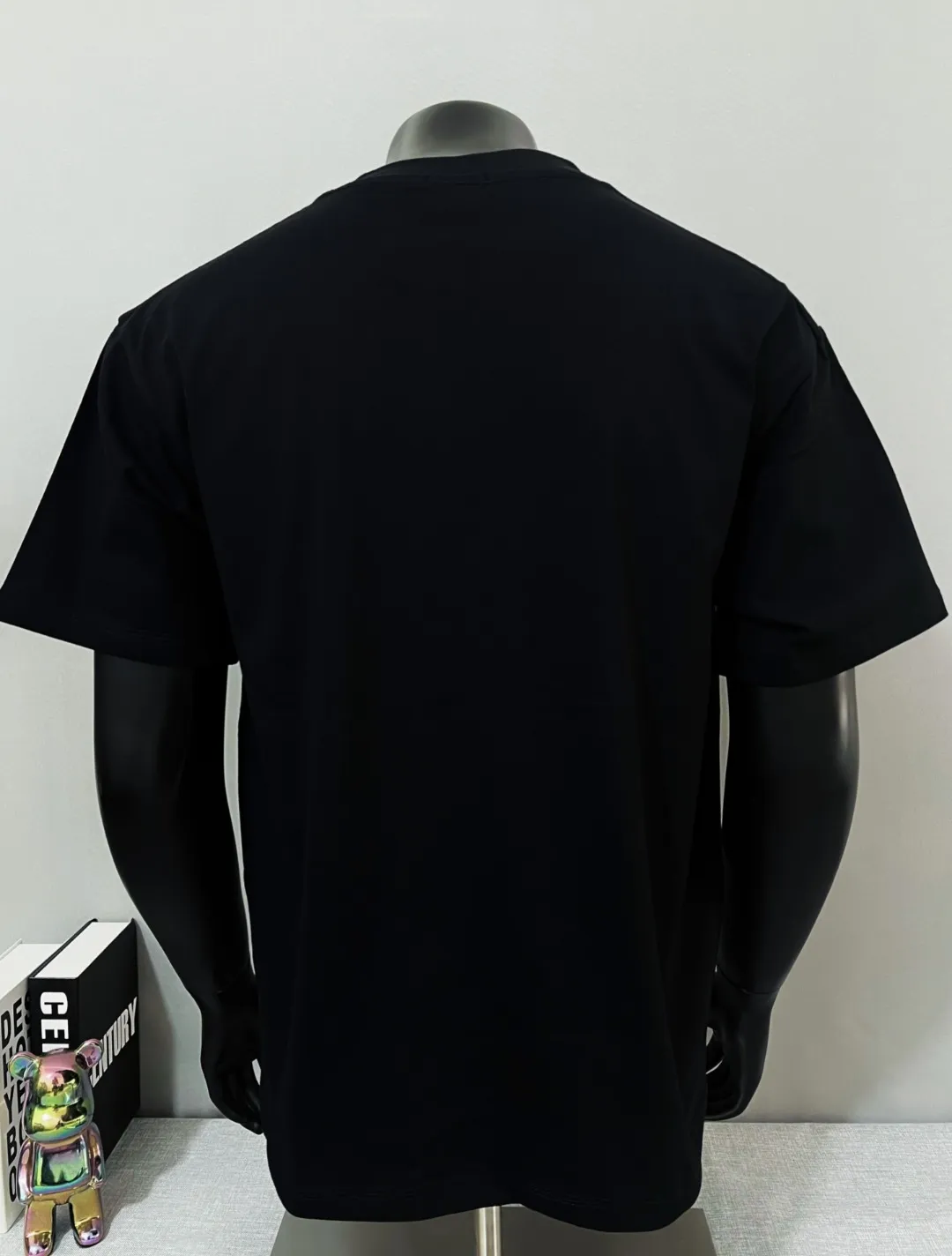 P150 New Meng Mouth MONCLER is on sale at the same time as official and official: 1952 commemorative sweatshirt with flocking printing and short sleeves at the same time, the details are the same as the official version, using 240g double yarn 100% cotton fabric, imported woven thread thread, and rib-free neckline Easy to deform, high-temperature washing process in the factory, the fabric is soft and breathable, does not shrink, NCF washing mark identification, details are in place and the upper body looks good, European size version, loose and suitable, color: black, white, size XS-L (can wear up to 200 pounds)