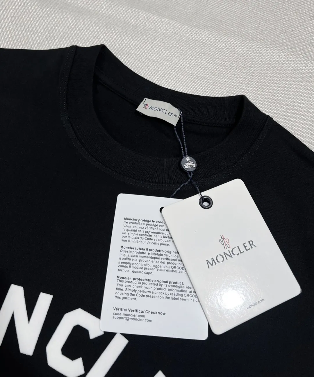 P150 New Meng Mouth MONCLER is on sale at the same time as official and official: 1952 commemorative sweatshirt with flocking printing and short sleeves at the same time, the details are the same as the official version, using 240g double yarn 100% cotton fabric, imported woven thread thread, and rib-free neckline Easy to deform, high-temperature washing process in the factory, the fabric is soft and breathable, does not shrink, NCF washing mark identification, details are in place and the upper body looks good, European size version, loose and suitable, color: black, white, size XS-L (can wear up to 200 pounds)
