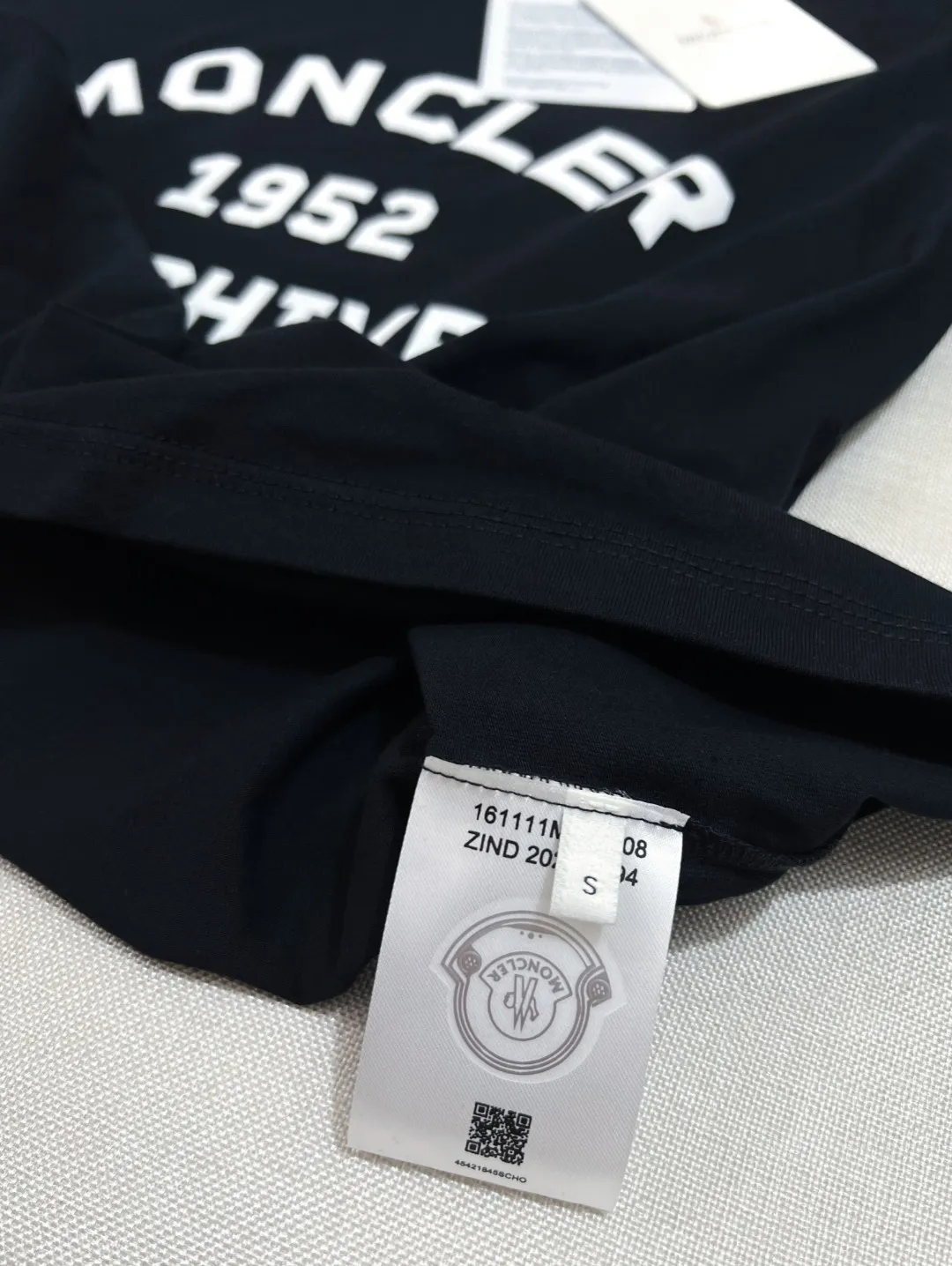 P150 New Meng Mouth MONCLER is on sale at the same time as official and official: 1952 commemorative sweatshirt with flocking printing and short sleeves at the same time, the details are the same as the official version, using 240g double yarn 100% cotton fabric, imported woven thread thread, and rib-free neckline Easy to deform, high-temperature washing process in the factory, the fabric is soft and breathable, does not shrink, NCF washing mark identification, details are in place and the upper body looks good, European size version, loose and suitable, color: black, white, size XS-L (can wear up to 200 pounds)