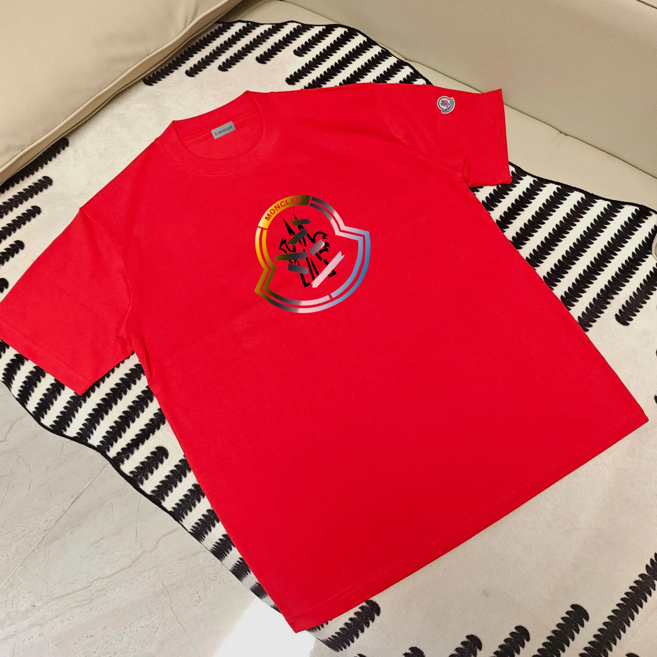 P160 Moncler 25s new Salona T-shirt. Basic model recommended! Customized branded hat with three-dimensional heat transfer design on the chest. Clean, refreshing, simple and elegant. Recommended item for any age [Fireworks] regular version! Custom-made 250g Salona fabric, the surface is skin-friendly and smooth, and the body is as comfortable as a baby! Color: Black. White. Red Size: s-xxl (L is recommended for 175/140 pounds)