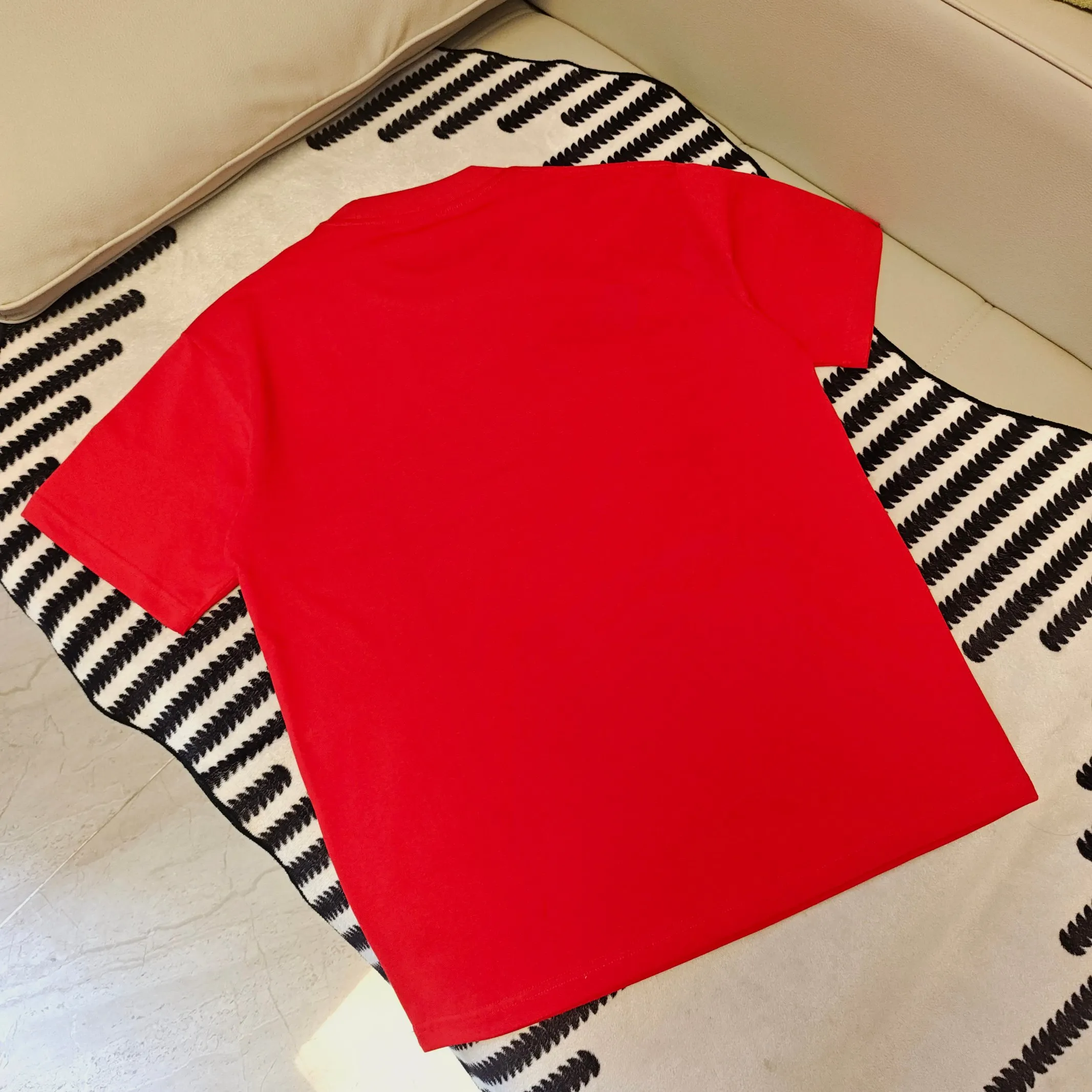 P160 Moncler 25s new Salona T-shirt. Basic model recommended! Customized branded hat with three-dimensional heat transfer design on the chest. Clean, refreshing, simple and elegant. Recommended item for any age [Fireworks] regular version! Custom-made 250g Salona fabric, the surface is skin-friendly and smooth, and the body is as comfortable as a baby! Color: Black. White. Red Size: s-xxl (L is recommended for 175/140 pounds)