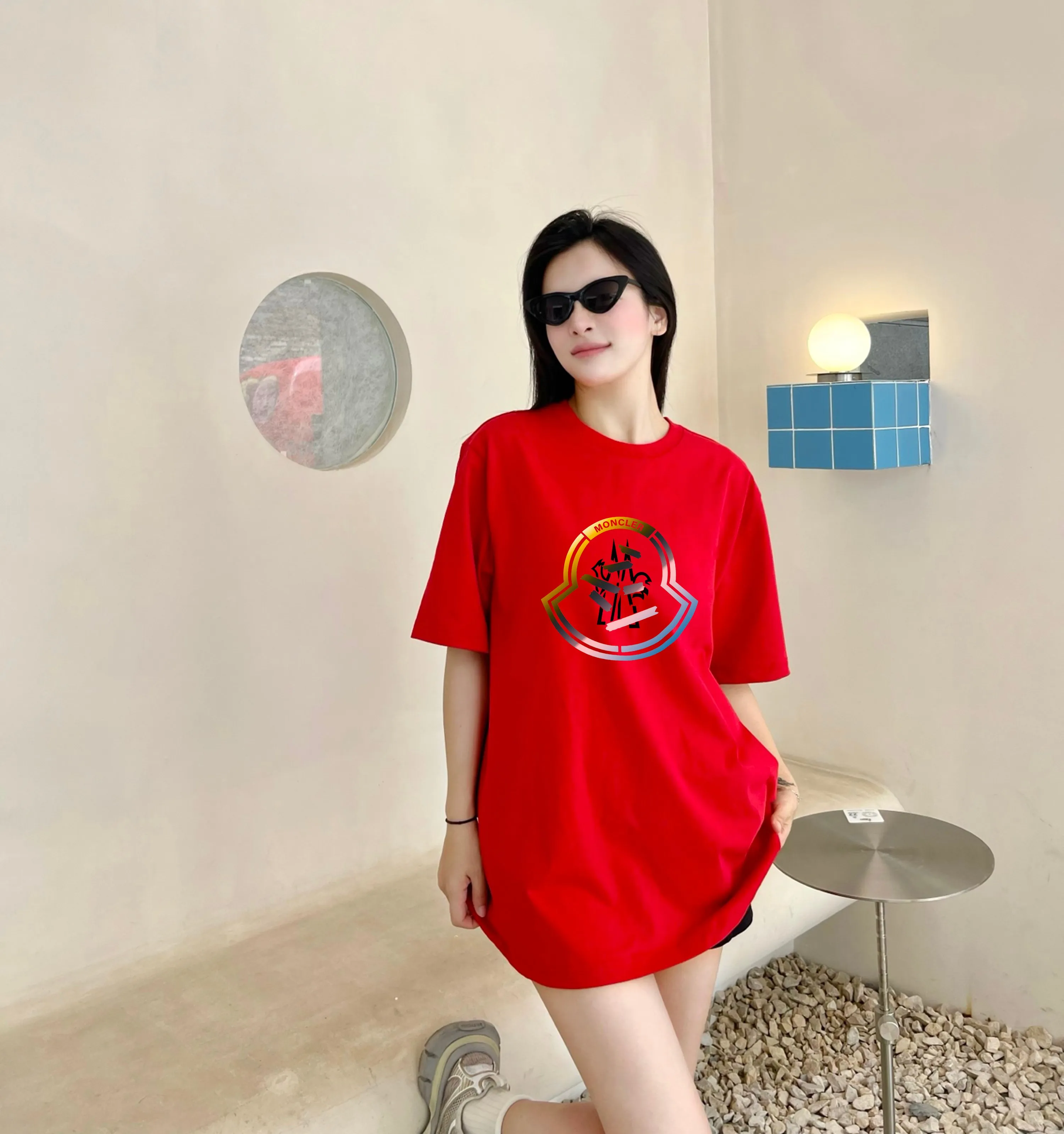 P160 Moncler 25s new Salona T-shirt. Basic model recommended! Customized branded hat with three-dimensional heat transfer design on the chest. Clean, refreshing, simple and elegant. Recommended item for any age [Fireworks] regular version! Custom-made 250g Salona fabric, the surface is skin-friendly and smooth, and the body is as comfortable as a baby! Color: Black. White. Red Size: s-xxl (L is recommended for 175/140 pounds)