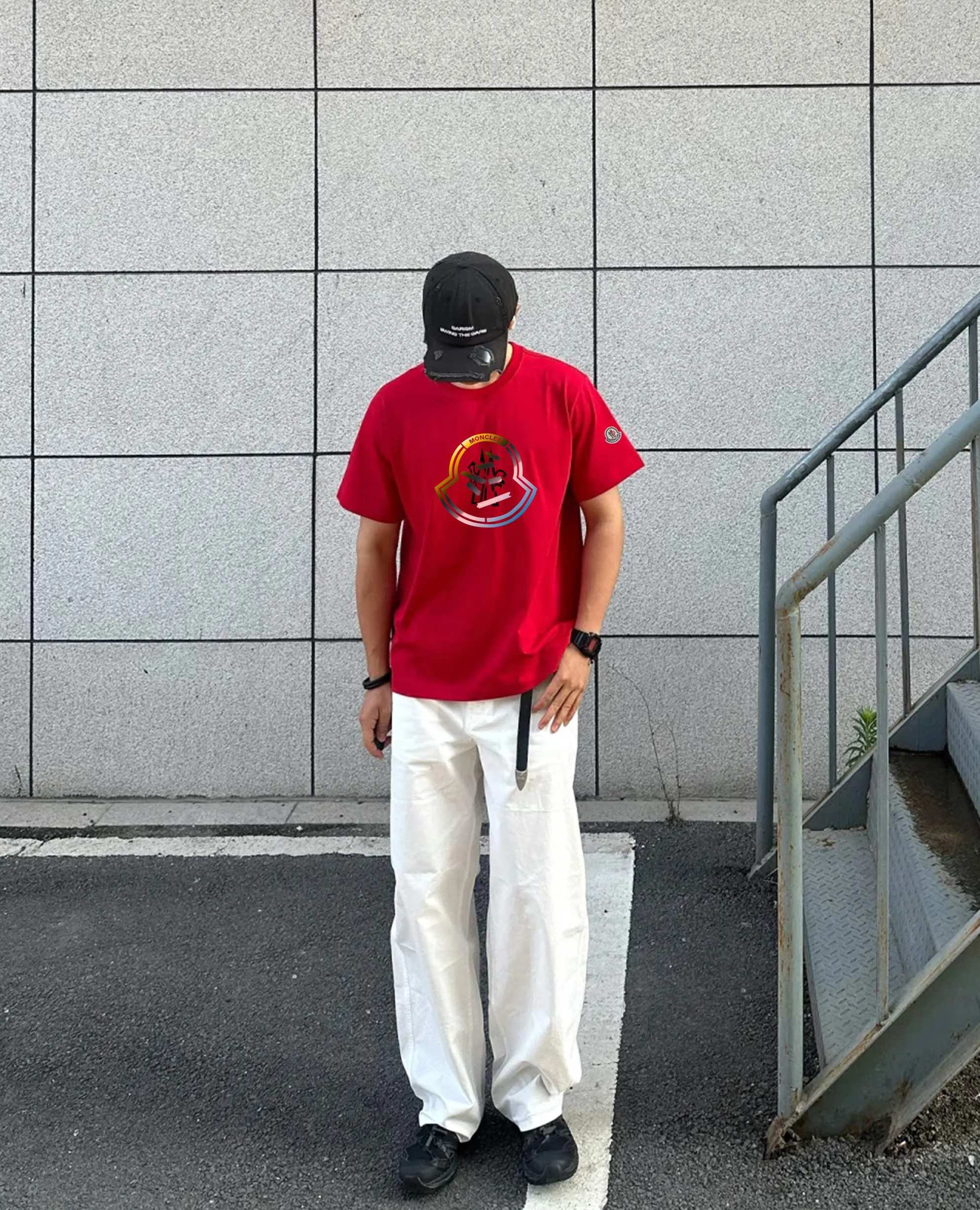 P160 Moncler 25s new Salona T-shirt. Basic model recommended! Customized branded hat with three-dimensional heat transfer design on the chest. Clean, refreshing, simple and elegant. Recommended item for any age [Fireworks] regular version! Custom-made 250g Salona fabric, the surface is skin-friendly and smooth, and the body is as comfortable as a baby! Color: Black. White. Red Size: s-xxl (L is recommended for 175/140 pounds)