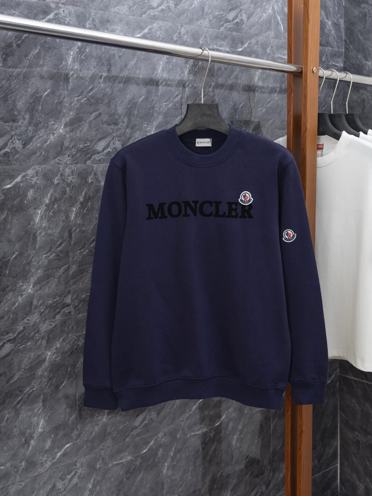 P200 model number J042 MONCLER classic flocked sleeves round neck sweatshirt with small label. Made of 460g terry fabric with clear lines. Original order customization 1:1 with smooth and delicate lines. Better hand feel. Not easy to deform, not easy to shrink, not easy to fade. Maintain long-lasting beauty. Color: Black, Navy, Size S-XL
