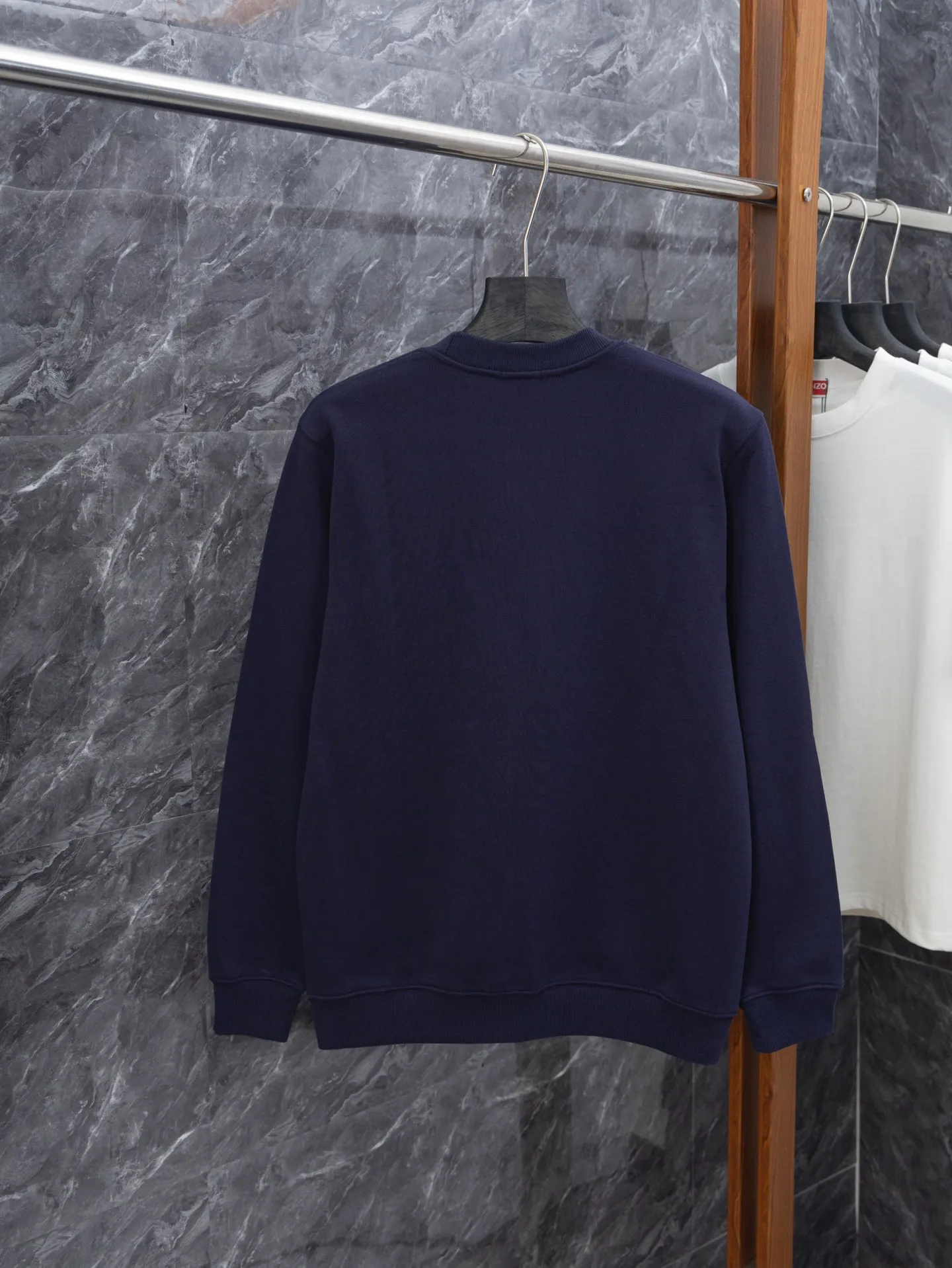 P200 model number J042 MONCLER classic flocked sleeves round neck sweatshirt with small label. Made of 460g terry fabric with clear lines. Original order customization 1:1 with smooth and delicate lines. Better hand feel. Not easy to deform, not easy to shrink, not easy to fade. Maintain long-lasting beauty. Color: Black, Navy, Size S-XL
