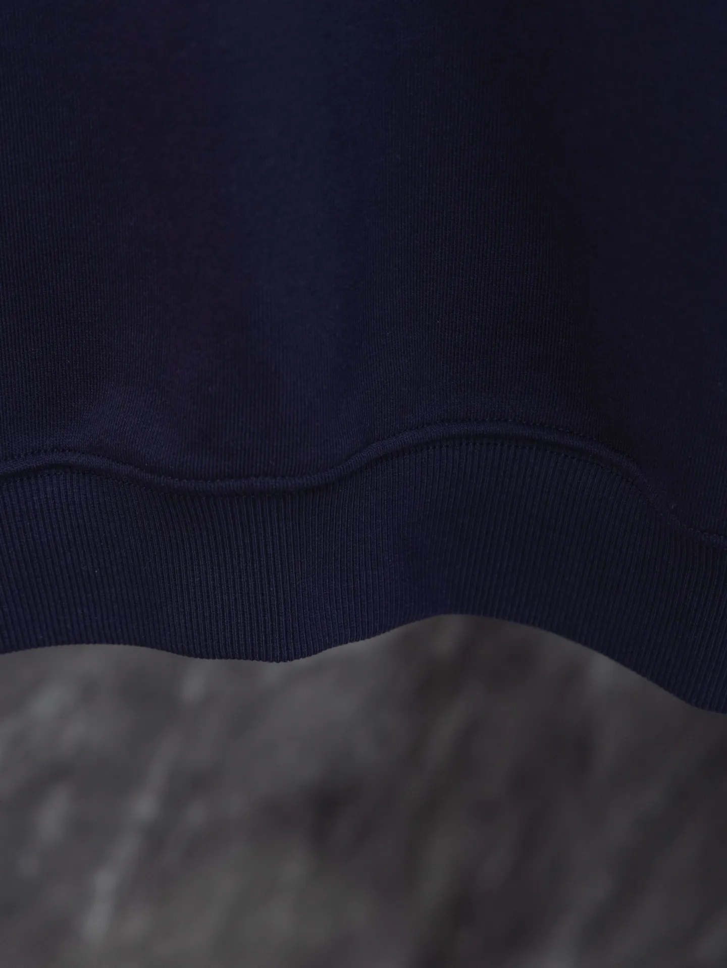 P200 model number J042 MONCLER classic flocked sleeves round neck sweatshirt with small label. Made of 460g terry fabric with clear lines. Original order customization 1:1 with smooth and delicate lines. Better hand feel. Not easy to deform, not easy to shrink, not easy to fade. Maintain long-lasting beauty. Color: Black, Navy, Size S-XL