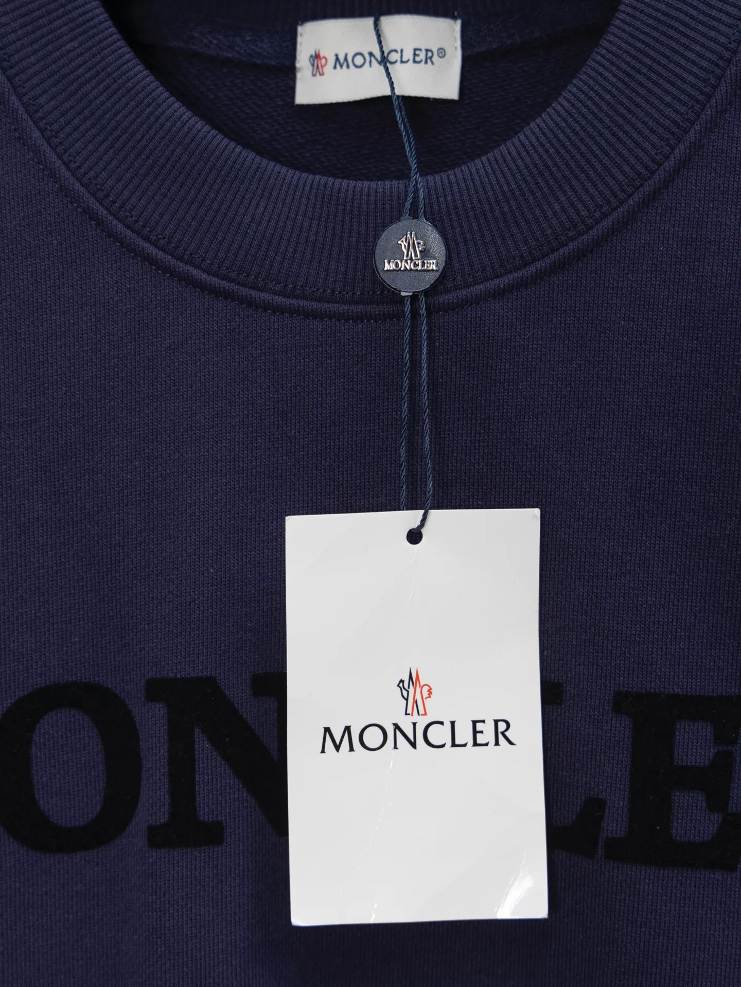 P200 model number J042 MONCLER classic flocked sleeves round neck sweatshirt with small label. Made of 460g terry fabric with clear lines. Original order customization 1:1 with smooth and delicate lines. Better hand feel. Not easy to deform, not easy to shrink, not easy to fade. Maintain long-lasting beauty. Color: Black, Navy, Size S-XL
