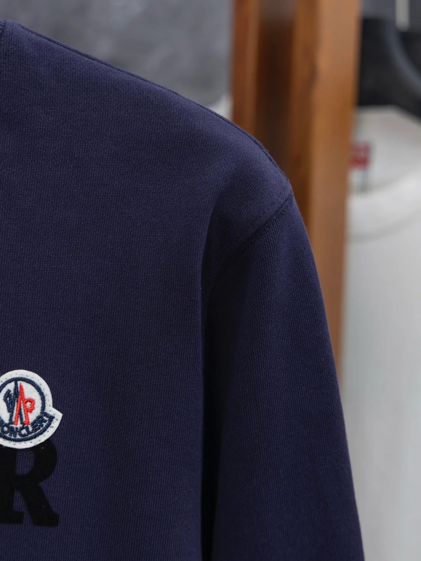P200 model number J042 MONCLER classic flocked sleeves round neck sweatshirt with small label. Made of 460g terry fabric with clear lines. Original order customization 1:1 with smooth and delicate lines. Better hand feel. Not easy to deform, not easy to shrink, not easy to fade. Maintain long-lasting beauty. Color: Black, Navy, Size S-XL