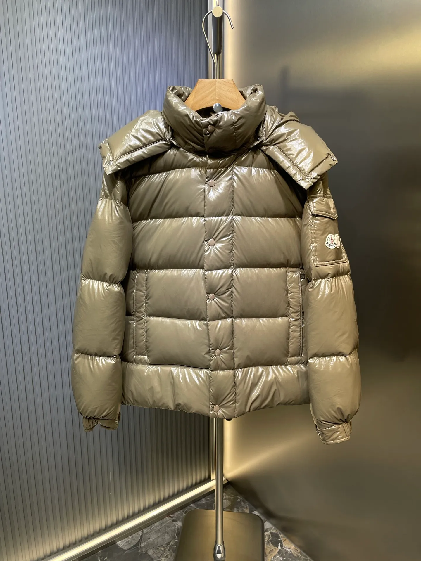P1080 moncler special 🌟Highest quality Moncler Maya 70 winter short style. Goose down filled version. Moncler down is specially designed to celebrate the brand's 70th anniversary and is made of metallic nylon. Adhering to tradition and embracing innovation, Moncler Maya 70 combines the real world with the digital realm. This icon is interpreted in metallic colors and is available in limited edition Size: 1-5 Couple size