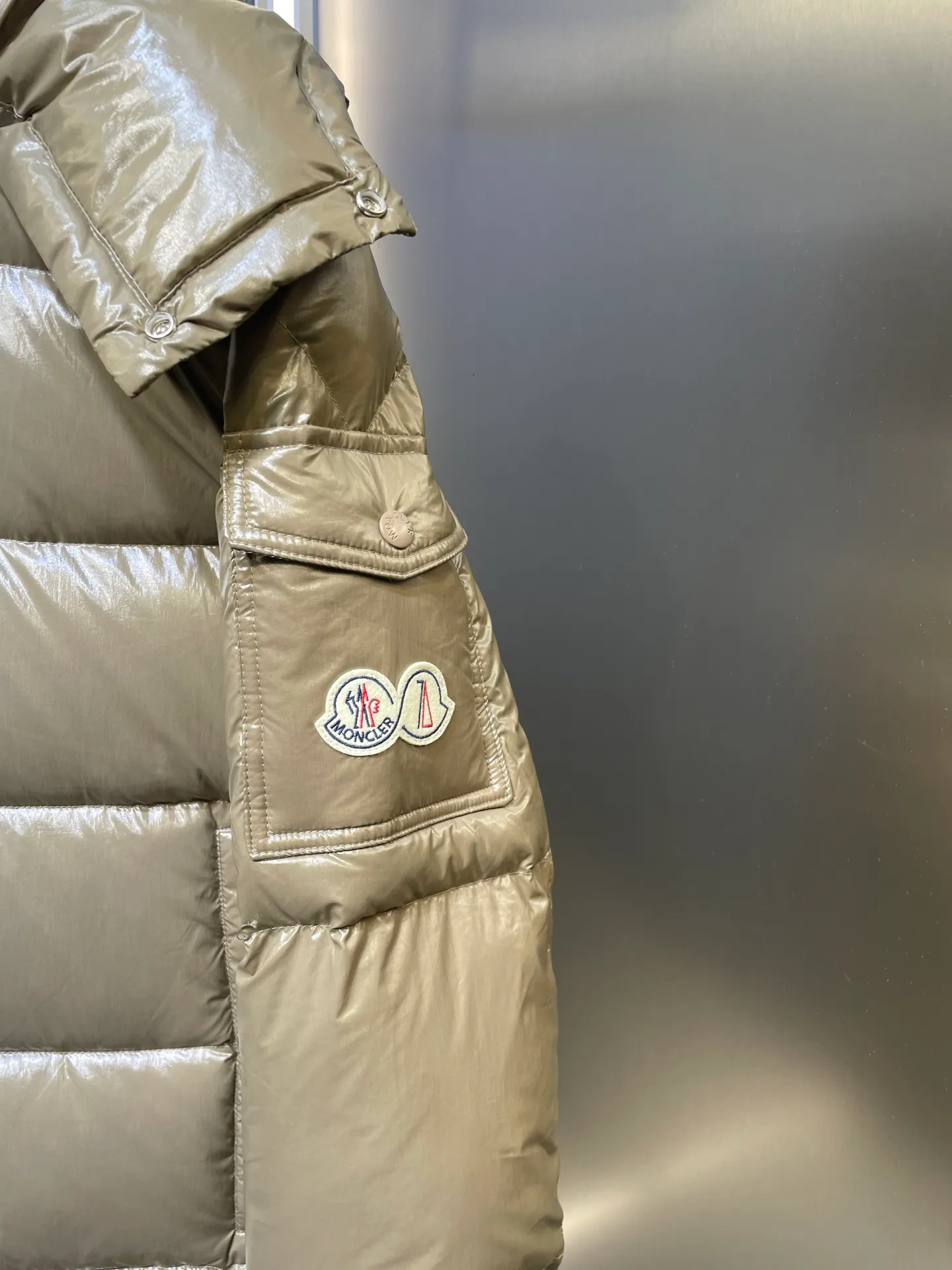 P1080 moncler special 🌟Highest quality Moncler Maya 70 winter short style. Goose down filled version. Moncler down is specially designed to celebrate the brand's 70th anniversary and is made of metallic nylon. Adhering to tradition and embracing innovation, Moncler Maya 70 combines the real world with the digital realm. This icon is interpreted in metallic colors and is available in limited edition Size: 1-5 Couple size