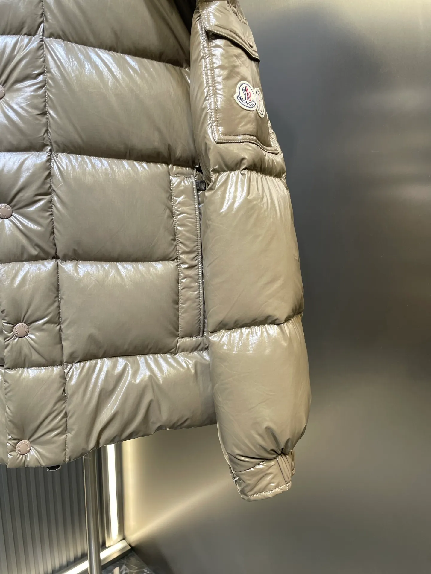 P1080 moncler special 🌟Highest quality Moncler Maya 70 winter short style. Goose down filled version. Moncler down is specially designed to celebrate the brand's 70th anniversary and is made of metallic nylon. Adhering to tradition and embracing innovation, Moncler Maya 70 combines the real world with the digital realm. This icon is interpreted in metallic colors and is available in limited edition Size: 1-5 Couple size