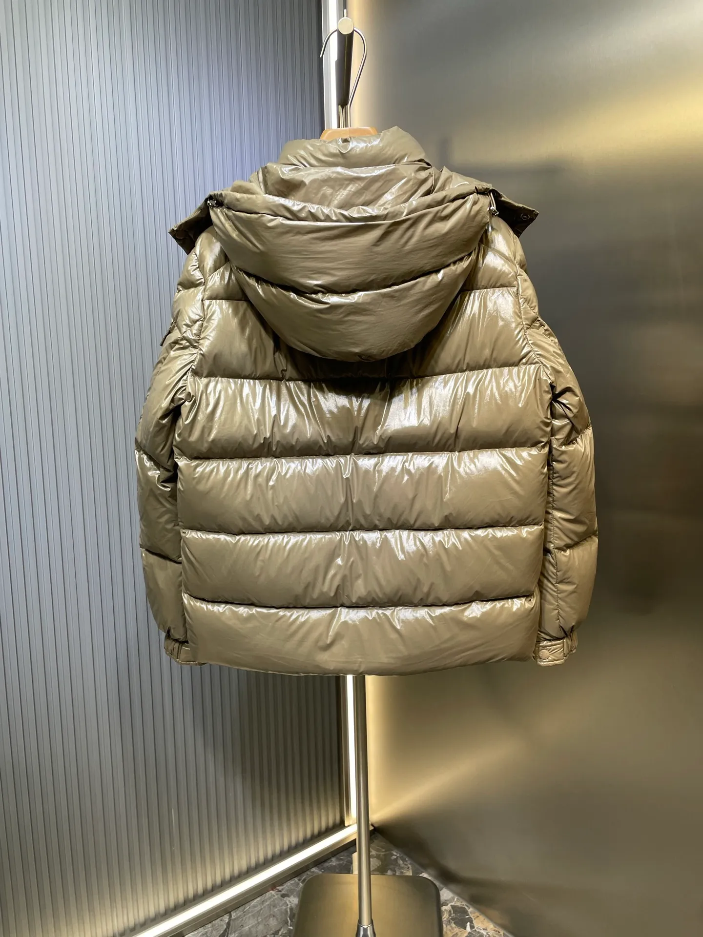 P1080 moncler special 🌟Highest quality Moncler Maya 70 winter short style. Goose down filled version. Moncler down is specially designed to celebrate the brand's 70th anniversary and is made of metallic nylon. Adhering to tradition and embracing innovation, Moncler Maya 70 combines the real world with the digital realm. This icon is interpreted in metallic colors and is available in limited edition Size: 1-5 Couple size