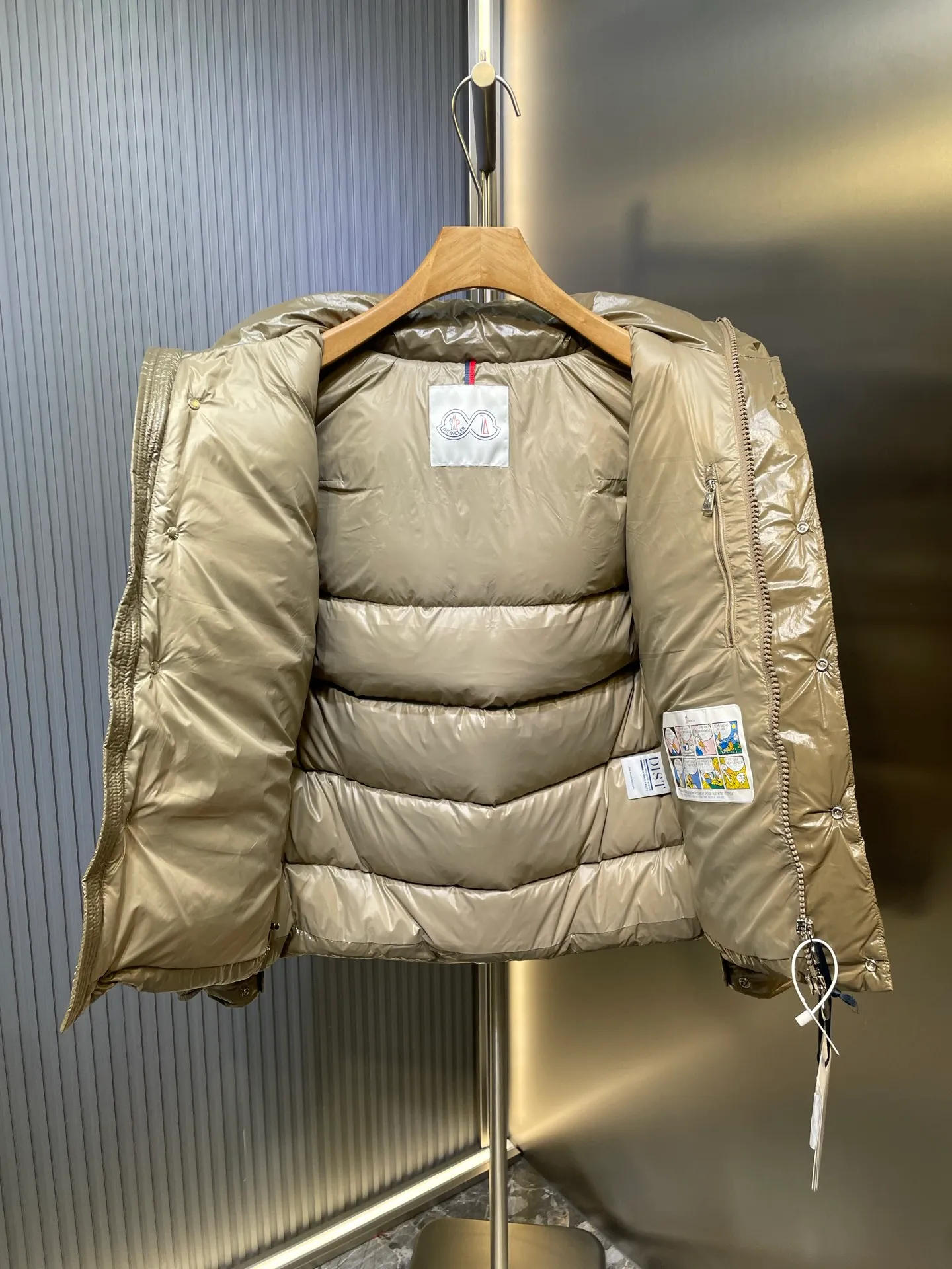P1080 moncler special 🌟Highest quality Moncler Maya 70 winter short style. Goose down filled version. Moncler down is specially designed to celebrate the brand's 70th anniversary and is made of metallic nylon. Adhering to tradition and embracing innovation, Moncler Maya 70 combines the real world with the digital realm. This icon is interpreted in metallic colors and is available in limited edition Size: 1-5 Couple size