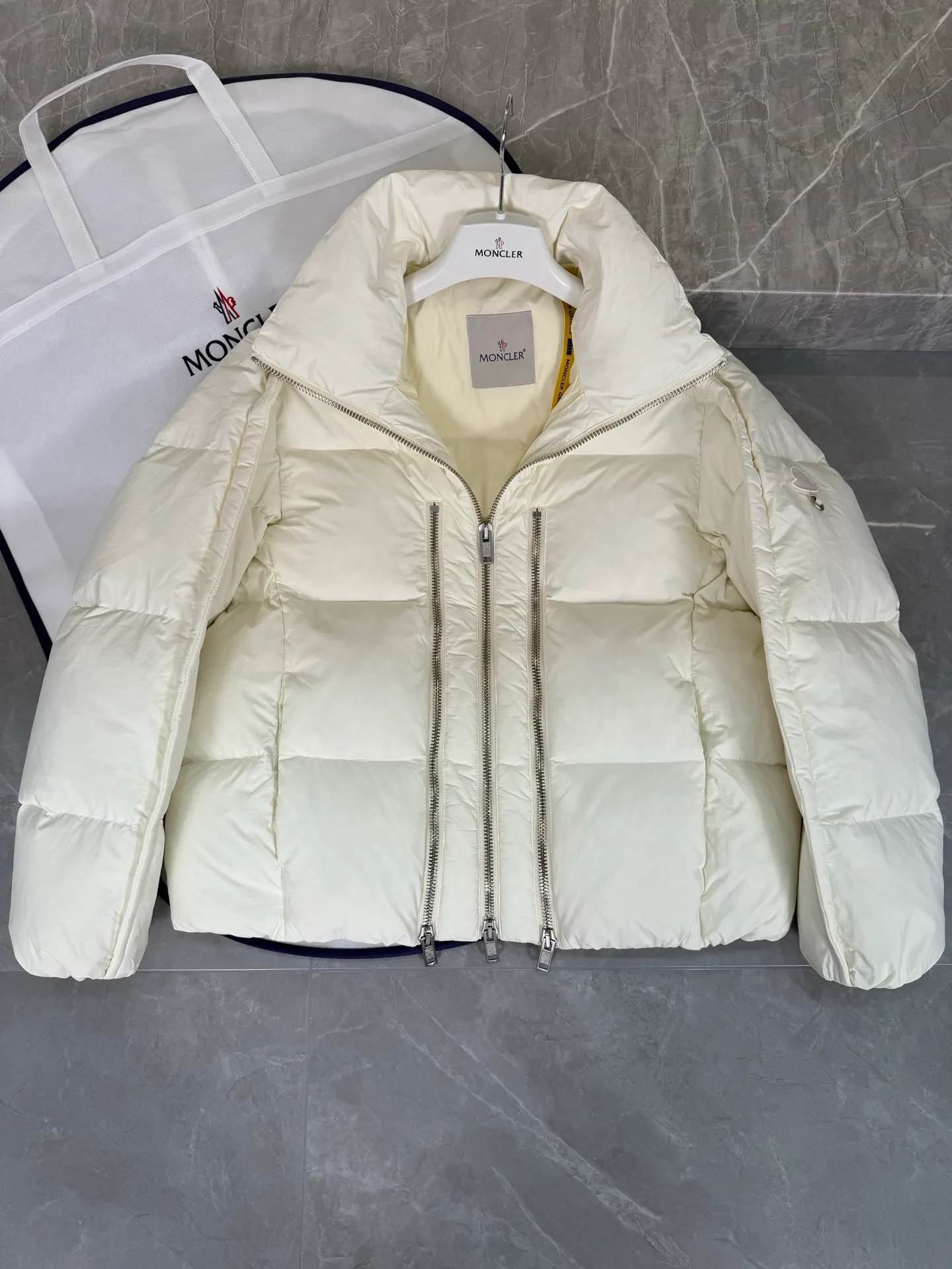 P1140 MONCLER GENIUS (Sky City show model) Moncler x Willow Smith YAEL short women's down jacket. White tile detail