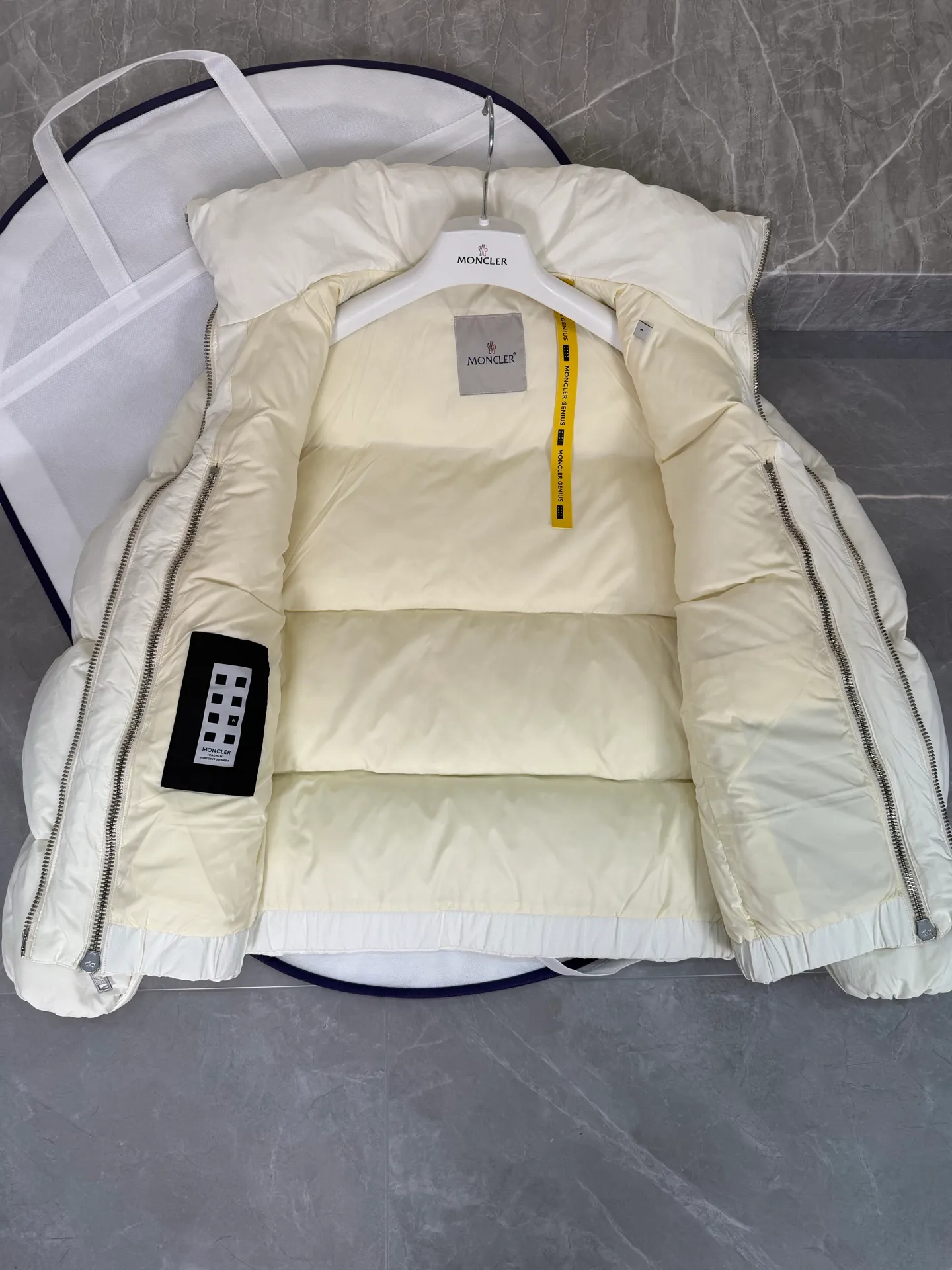 P1140 MONCLER GENIUS (Sky City show model) Moncler x Willow Smith YAEL short women's down jacket. White tile detail