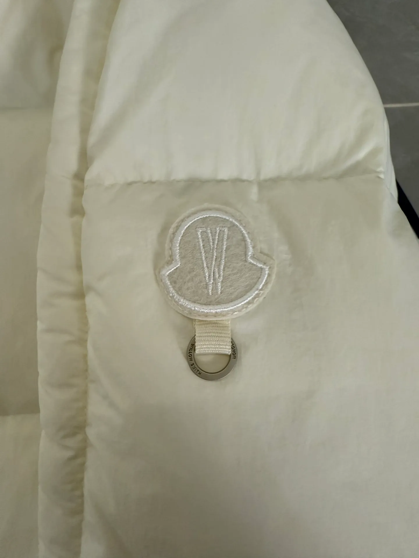 P1140 MONCLER GENIUS (Sky City show model) Moncler x Willow Smith YAEL short women's down jacket. White tile detail