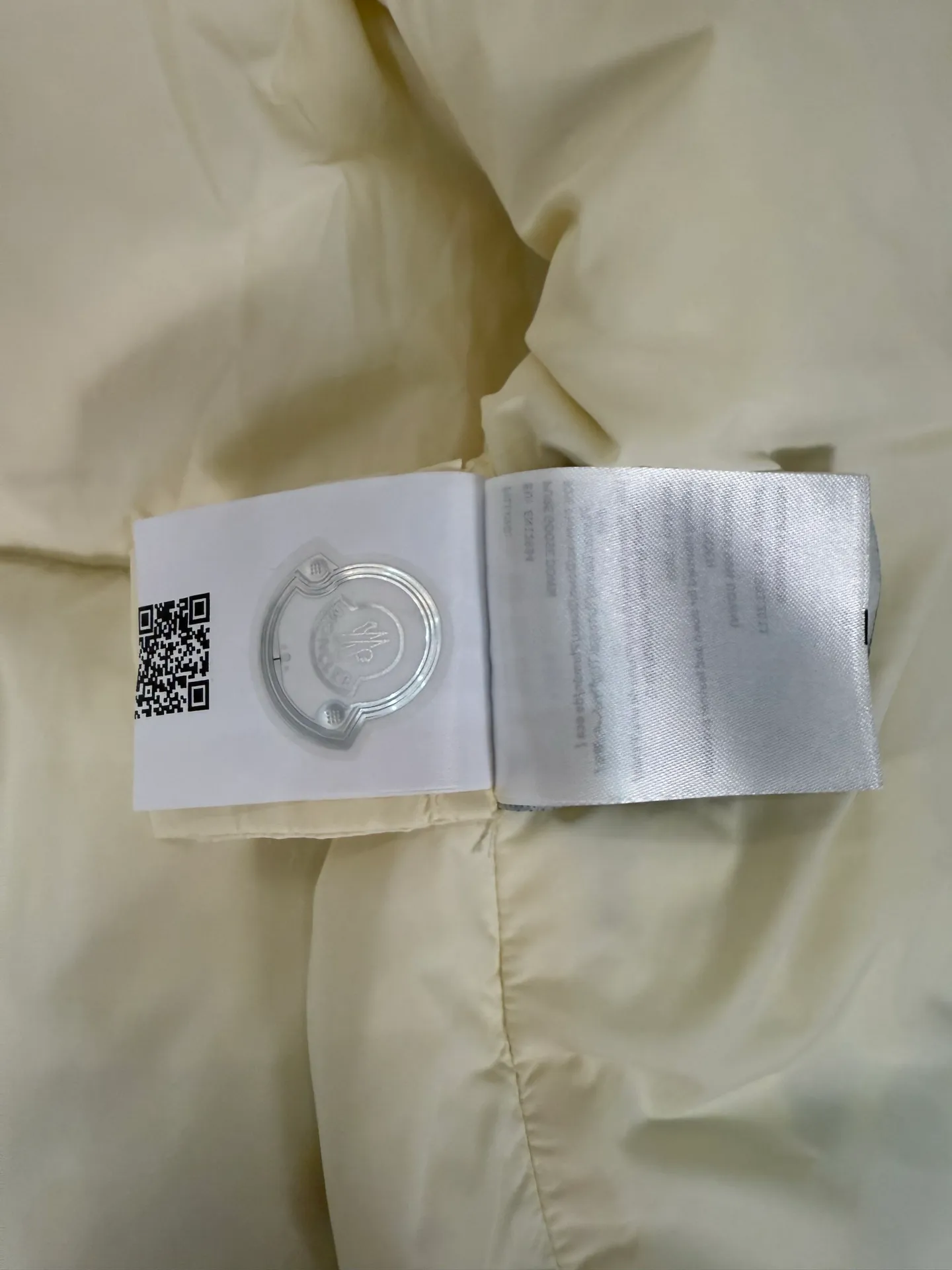 P1140 MONCLER GENIUS (Sky City show model) Moncler x Willow Smith YAEL short women's down jacket. White tile detail