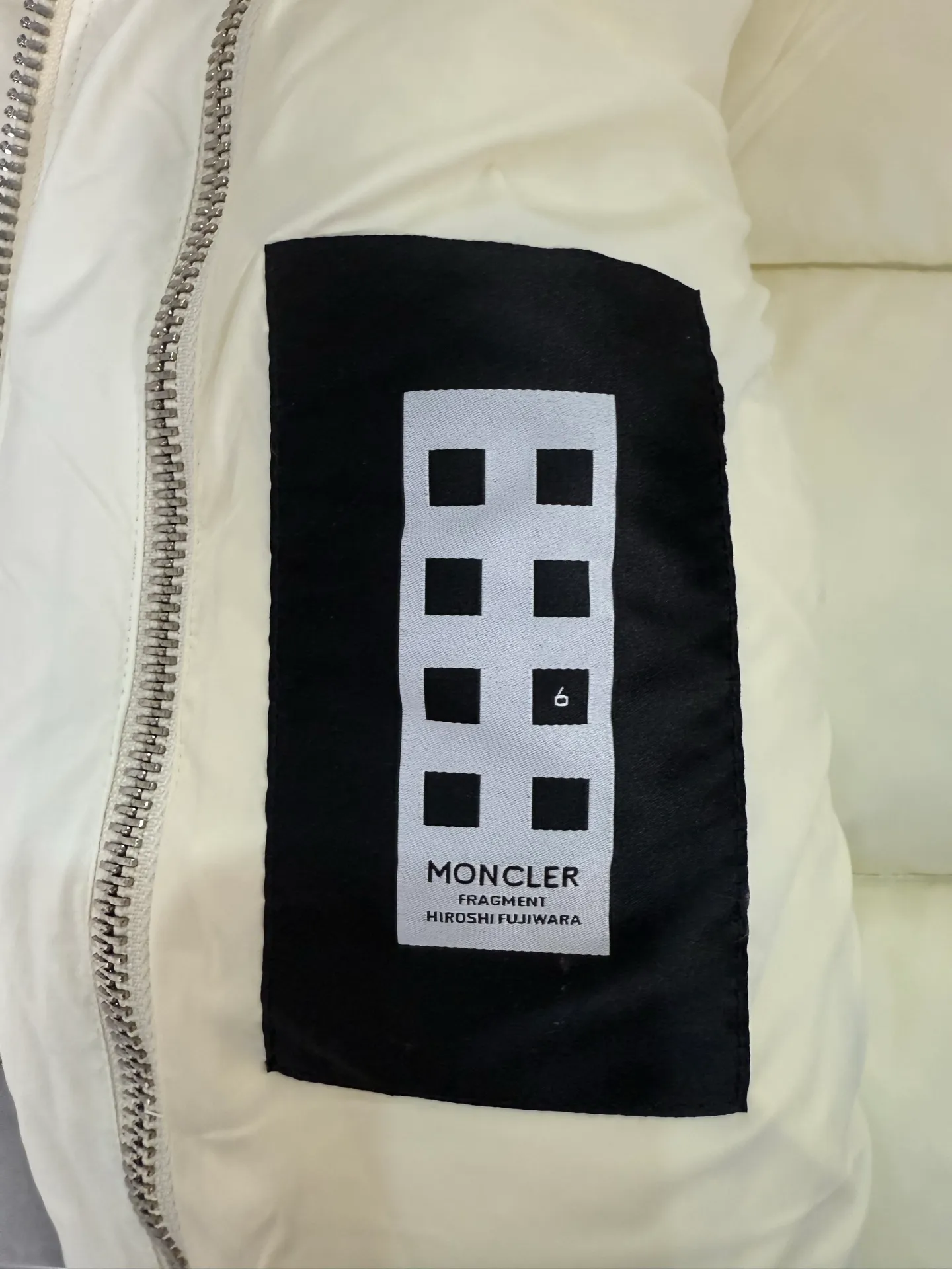 P1140 MONCLER GENIUS (Sky City show model) Moncler x Willow Smith YAEL short women's down jacket. White tile detail