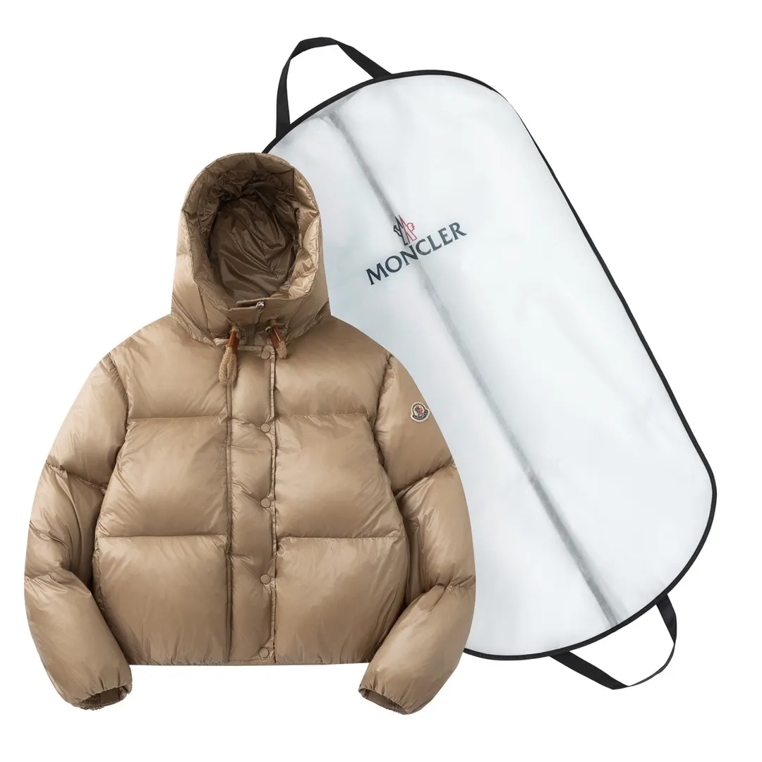 P920 with dust bag) Moncler/muzzle 24ss short bread hooded down jacket, the latest style, lightweight longue saison nylon down jacket, dist certified, quilted design, dropped shoulder design, drawstring hood, sleeves with invisible snap buttons that can be worn as a cloak. Filled with 90 national standard goose down, complete with three standards, the upper body effect is super good-looking. Color: black camel Size: 0/1/2