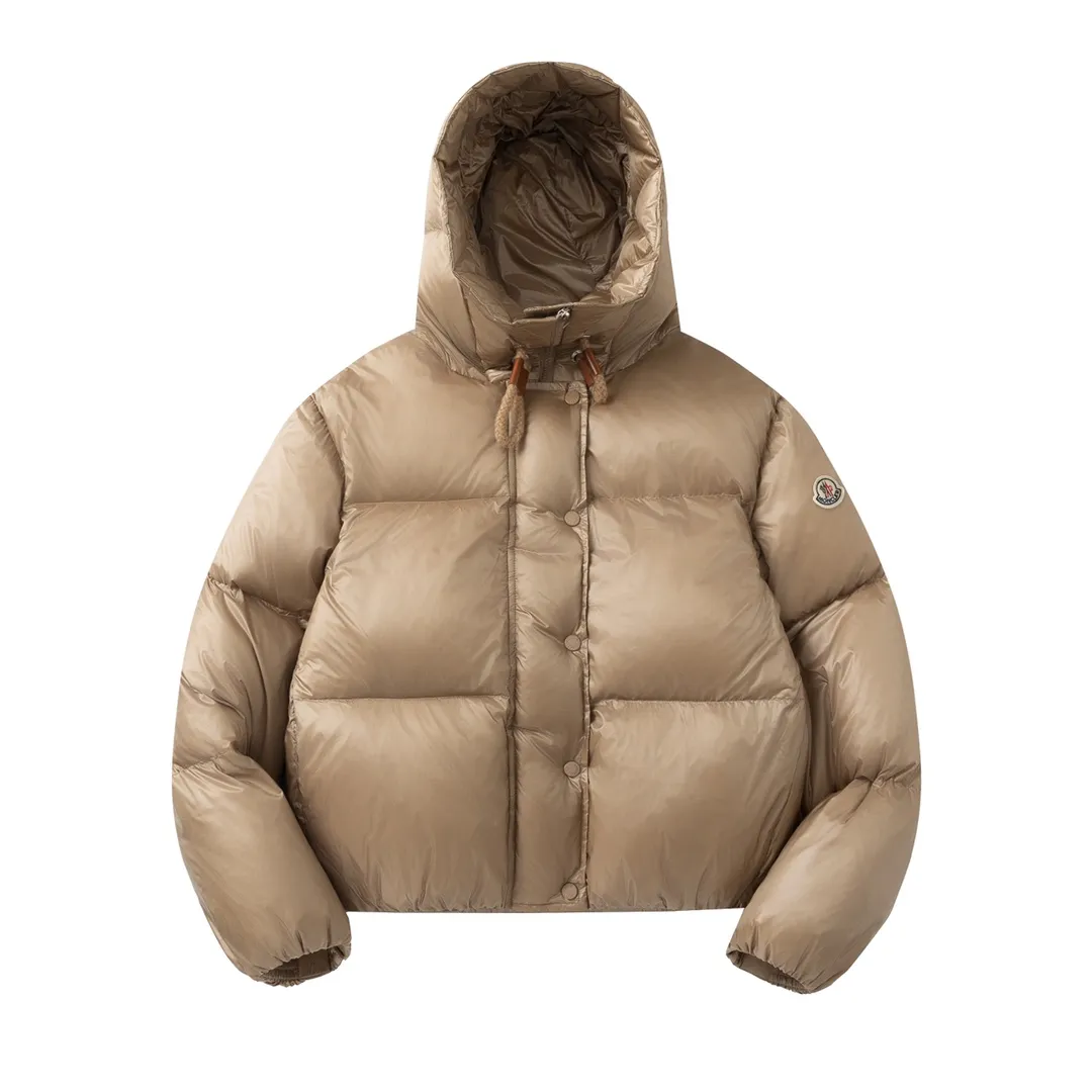 P920 with dust bag) Moncler/muzzle 24ss short bread hooded down jacket, the latest style, lightweight longue saison nylon down jacket, dist certified, quilted design, dropped shoulder design, drawstring hood, sleeves with invisible snap buttons that can be worn as a cloak. Filled with 90 national standard goose down, complete with three standards, the upper body effect is super good-looking. Color: black camel Size: 0/1/2