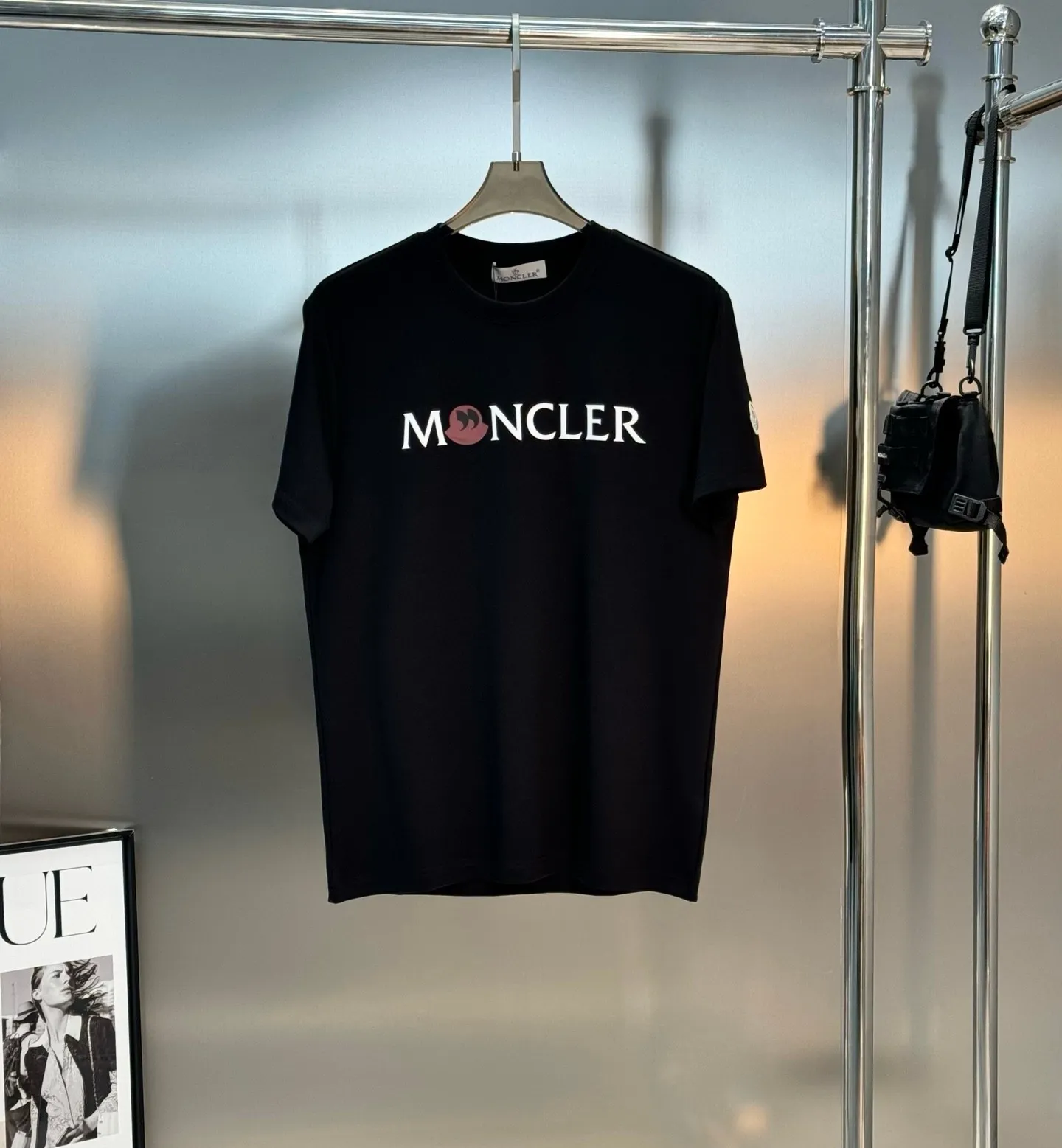 P160 Moncler 25s new modal T-shirt. Brand letter logo printing design. Graffiti shape. Presenting special features. Classic small hat at the cuff position. Clean, refreshing and simple. Recommended items for any age [Fireworks] regular version! Custom-made 250g modal comb fabric, the surface is skin-friendly and smooth, and the body is as comfortable as a baby! Color: Black. White. Size: M-3XL (S and 4Xl can be customized) 175/140 catties recommended L