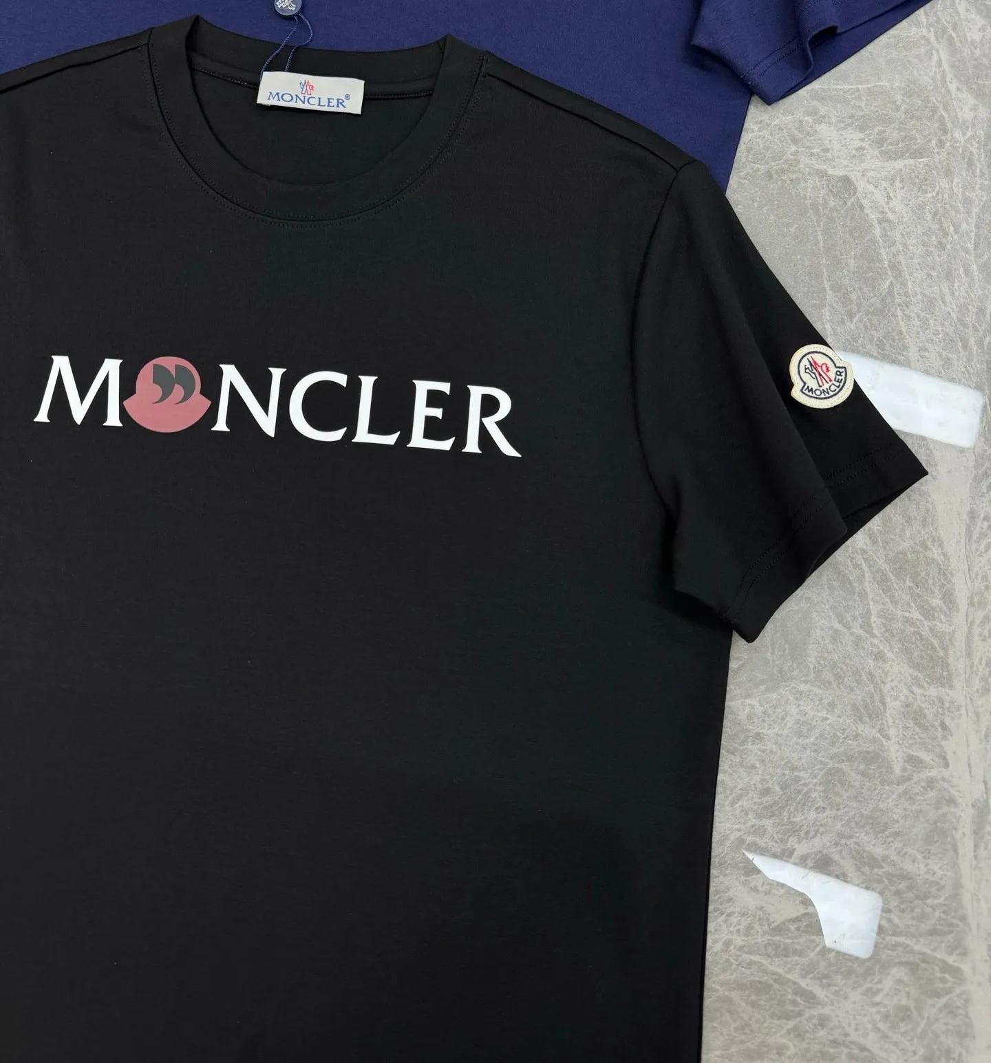 P160 Moncler 25s new modal T-shirt. Brand letter logo printing design. Graffiti shape. Presenting special features. Classic small hat at the cuff position. Clean, refreshing and simple. Recommended items for any age [Fireworks] regular version! Custom-made 250g modal comb fabric, the surface is skin-friendly and smooth, and the body is as comfortable as a baby! Color: Black. White. Size: M-3XL (S and 4Xl can be customized) 175/140 catties recommended L