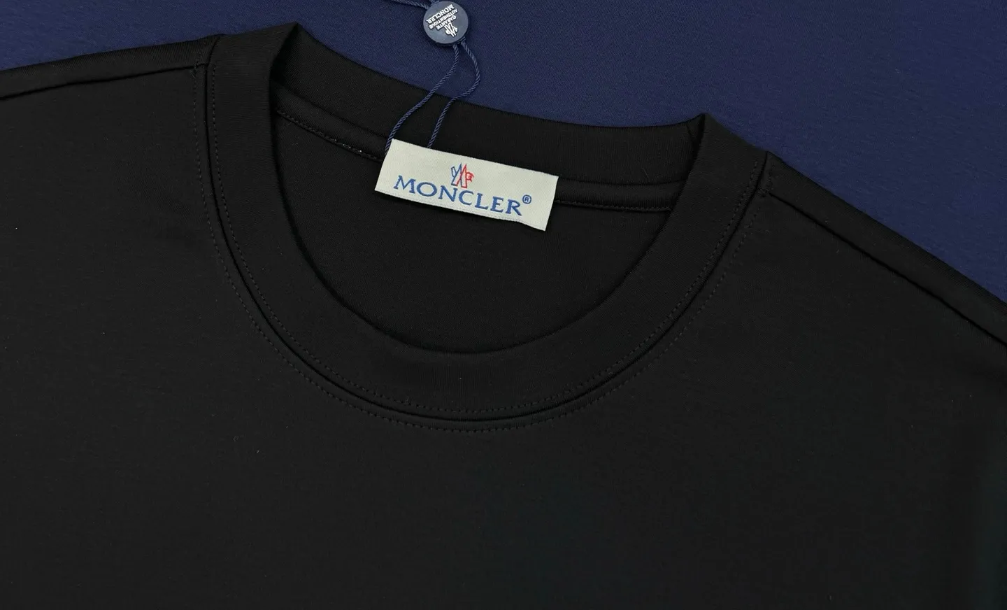 P160 Moncler 25s new modal T-shirt. Brand letter logo printing design. Graffiti shape. Presenting special features. Classic small hat at the cuff position. Clean, refreshing and simple. Recommended items for any age [Fireworks] regular version! Custom-made 250g modal comb fabric, the surface is skin-friendly and smooth, and the body is as comfortable as a baby! Color: Black. White. Size: M-3XL (S and 4Xl can be customized) 175/140 catties recommended L