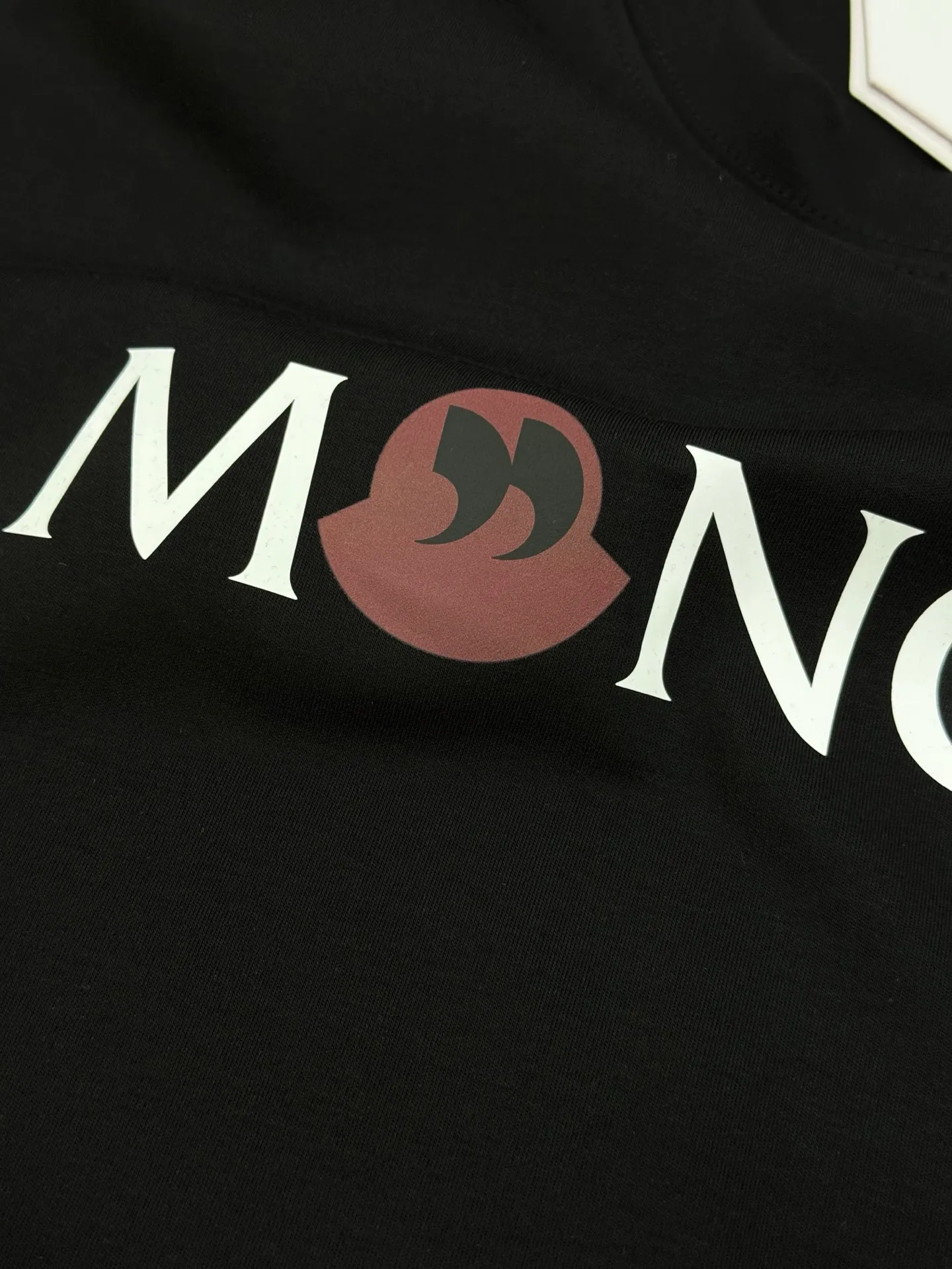 P160 Moncler 25s new modal T-shirt. Brand letter logo printing design. Graffiti shape. Presenting special features. Classic small hat at the cuff position. Clean, refreshing and simple. Recommended items for any age [Fireworks] regular version! Custom-made 250g modal comb fabric, the surface is skin-friendly and smooth, and the body is as comfortable as a baby! Color: Black. White. Size: M-3XL (S and 4Xl can be customized) 175/140 catties recommended L