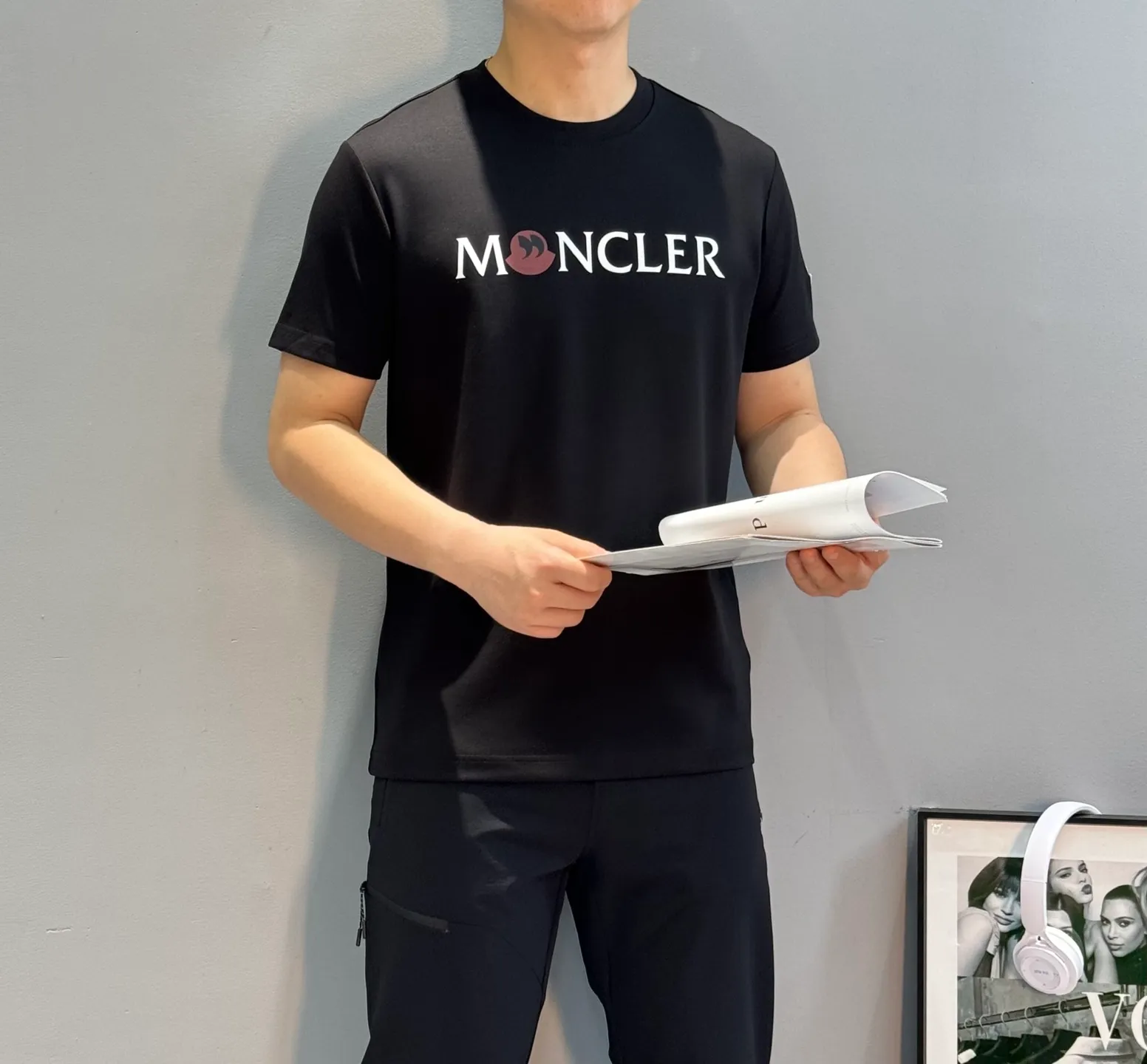 P160 Moncler 25s new modal T-shirt. Brand letter logo printing design. Graffiti shape. Presenting special features. Classic small hat at the cuff position. Clean, refreshing and simple. Recommended items for any age [Fireworks] regular version! Custom-made 250g modal comb fabric, the surface is skin-friendly and smooth, and the body is as comfortable as a baby! Color: Black. White. Size: M-3XL (S and 4Xl can be customized) 175/140 catties recommended L