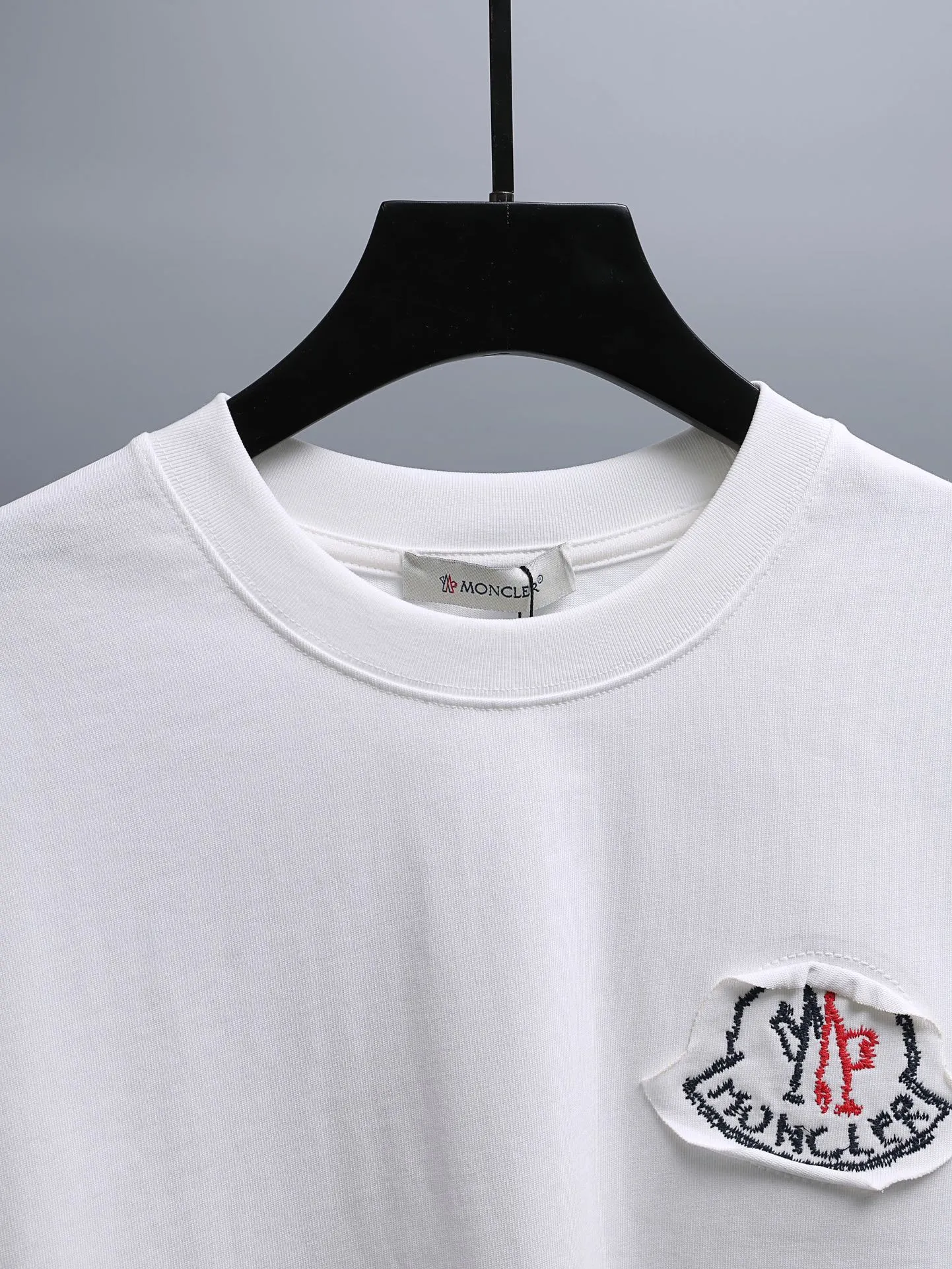 P170 MONCLER muzzle* 2꯭0꯭2꯭6 new spring and summer model ❤️ original ⌚️ high version muzzle fabric is made of 280g high-density pure cotton, does not deform and does not shrink. Process introduction: double thread movement, small patch embroidery on the chest🪡, precision embroidery of the back Logo Color: white SIZE: S-XXL