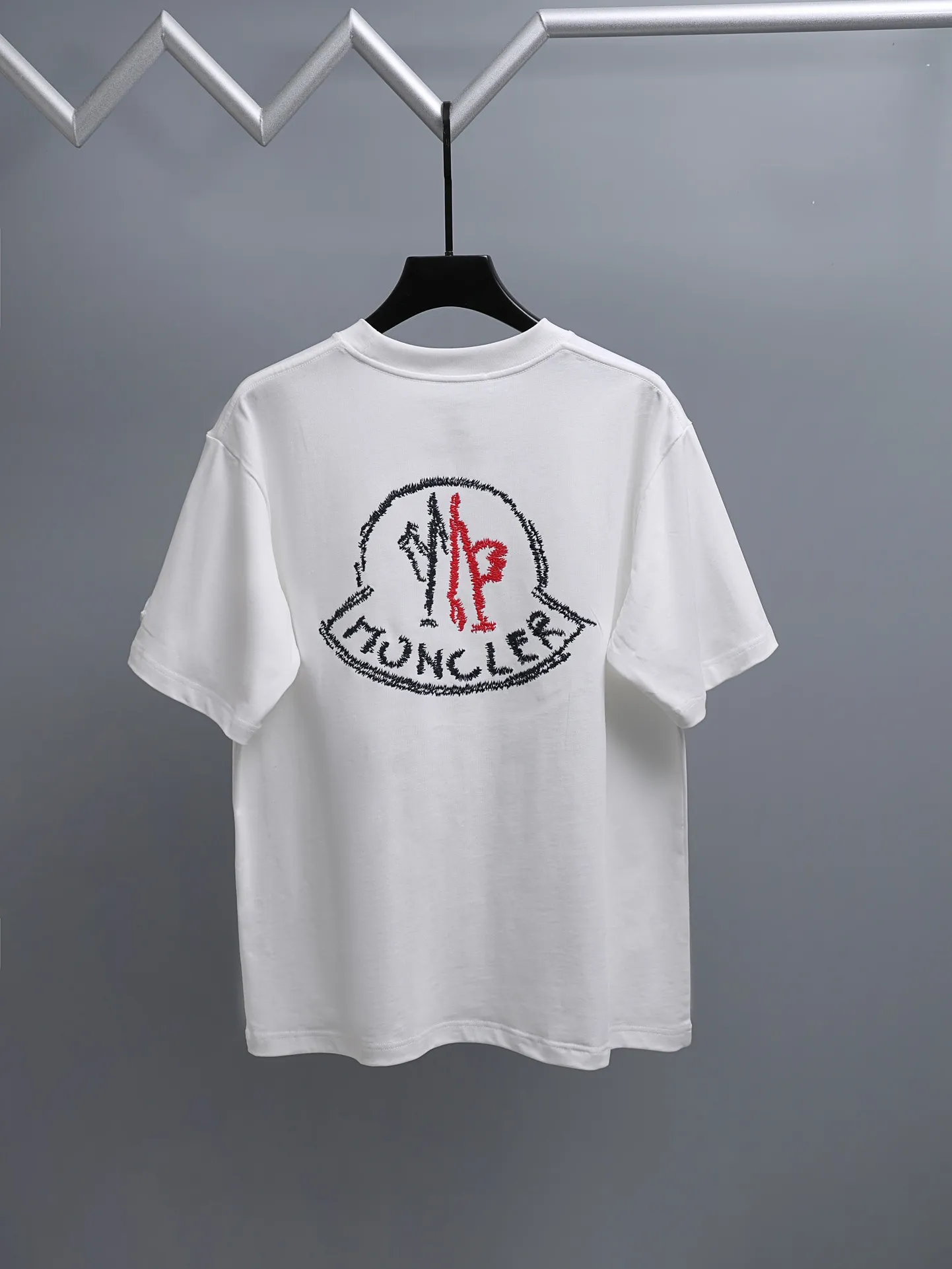 P170 MONCLER muzzle* 2꯭0꯭2꯭6 new spring and summer model ❤️ original ⌚️ high version muzzle fabric is made of 280g high-density pure cotton, does not deform and does not shrink. Process introduction: double thread movement, small patch embroidery on the chest🪡, precision embroidery of the back Logo Color: white SIZE: S-XXL