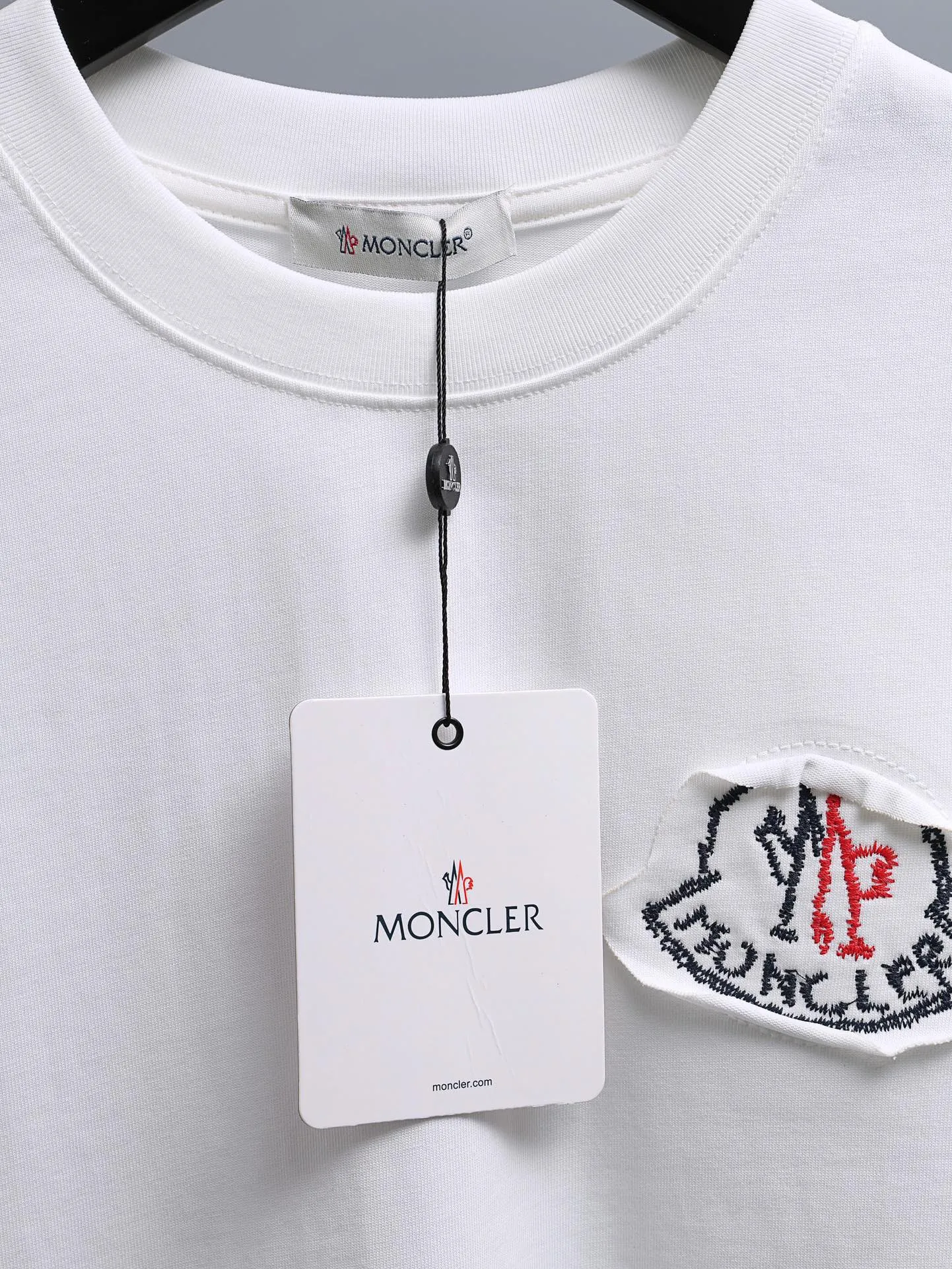 P170 MONCLER muzzle* 2꯭0꯭2꯭6 new spring and summer model ❤️ original ⌚️ high version muzzle fabric is made of 280g high-density pure cotton, does not deform and does not shrink. Process introduction: double thread movement, small patch embroidery on the chest🪡, precision embroidery of the back Logo Color: white SIZE: S-XXL
