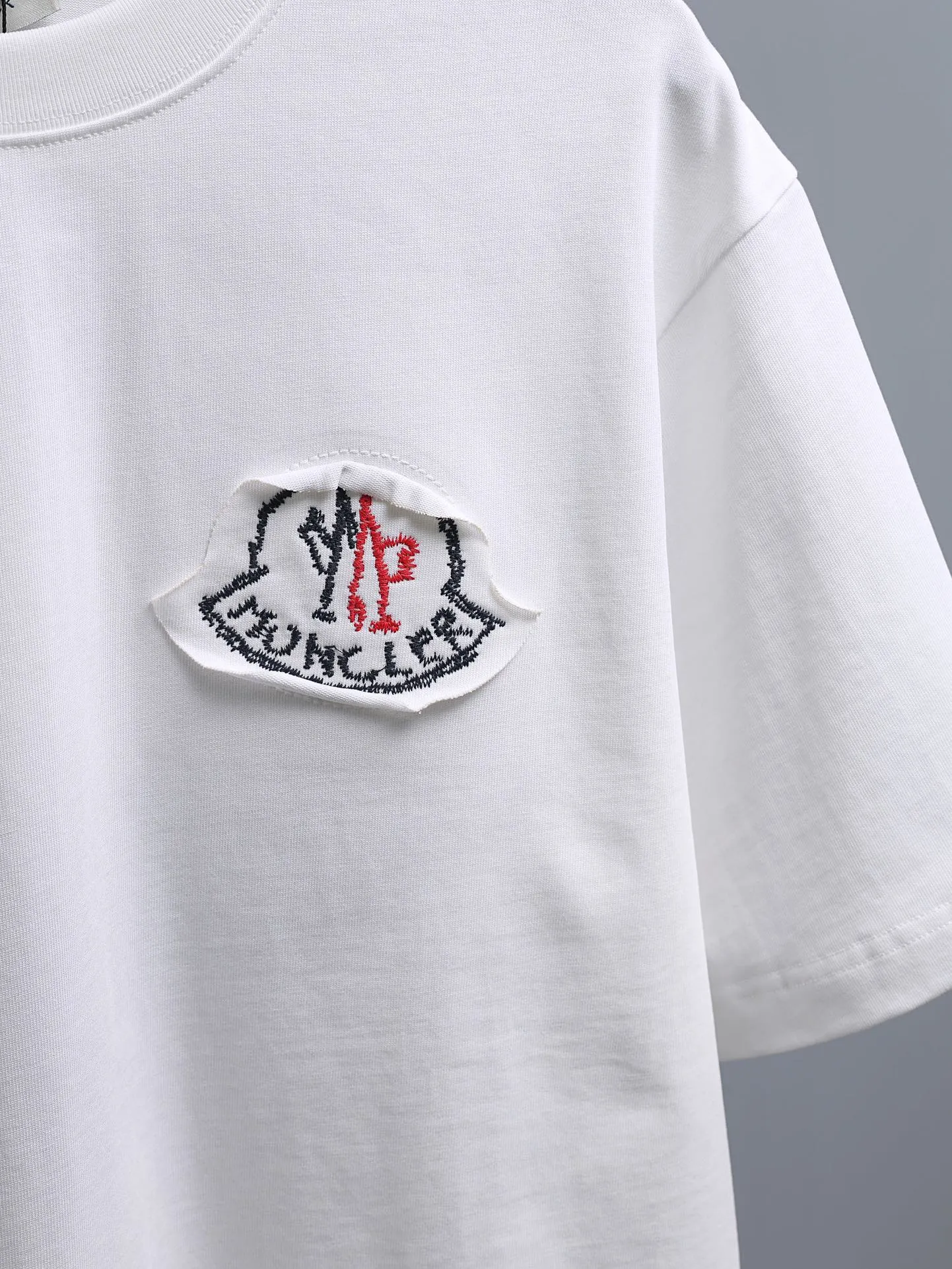 P170 MONCLER muzzle* 2꯭0꯭2꯭6 new spring and summer model ❤️ original ⌚️ high version muzzle fabric is made of 280g high-density pure cotton, does not deform and does not shrink. Process introduction: double thread movement, small patch embroidery on the chest🪡, precision embroidery of the back Logo Color: white SIZE: S-XXL