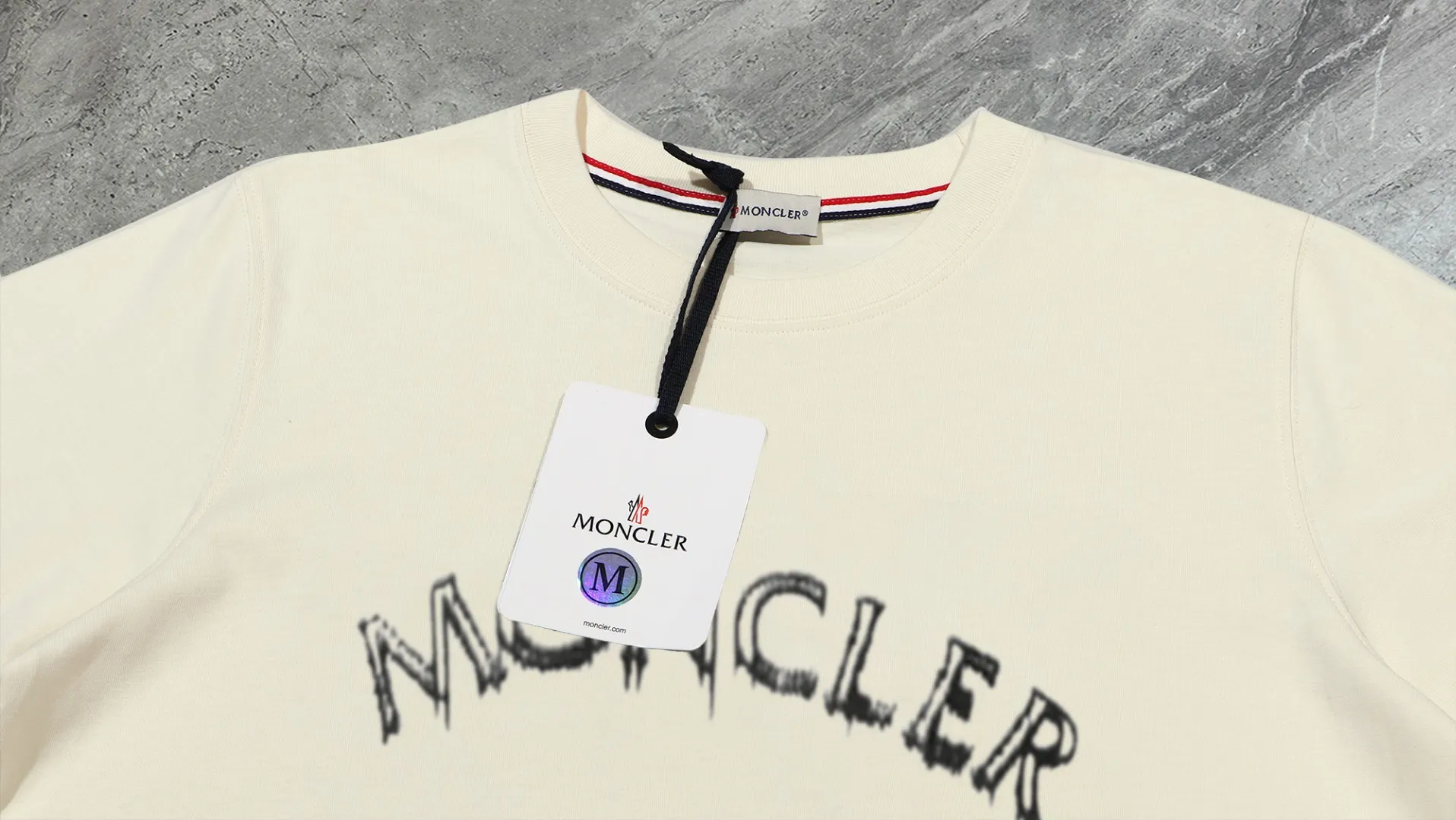 P210 High-version sweatshirt) [Long-term stock] 〖𝐌𝐎𝐍𝐂𝐋𝐄𝐑~Mask〗 Made of 440g heavy-weight fabric. It is different from the market currency. It can be matched with any variety and is properly handsome. 😎The whole dress is made of double waistcoats. The double waistcoats make the whole dress more three-dimensional. Not ordinary factories can do such fine work. 2025 Spring runway version of the T stage, on sale at the counter, round neck terry sweatshirt, high-end double-strand pure cotton, custom-made stretch ribs, dyed in the same vat, complete with three standards, matched with exquisite embroidered LOGO on the chest, simple and advanced, same style for men and women. Color: black, apricot, white, size: S M L XL 2XL