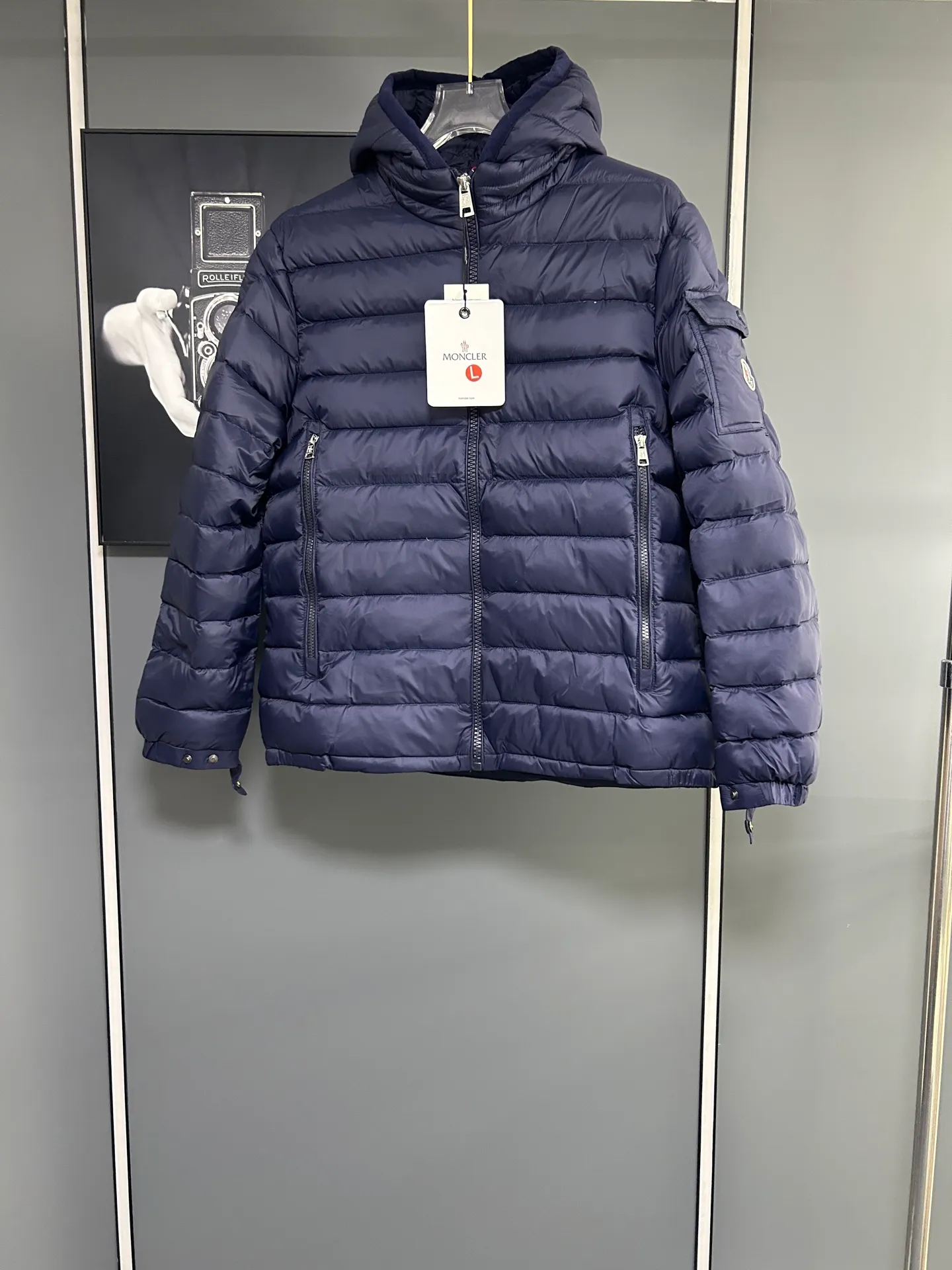 P660 Moncler Avocette solid color hooded zipper outdoor warm rib down jacket 90 down filling 750 fill power Tajima embroidery white duck down short lightweight hooded down jacket jacket small zipper pocket on the chest side for storing things The Thorium AR hooded model is versatile, durable and warm. It can be used as a mid-layer in winter and winter, or worn alone. It can also be easily worn with hard-shell clothing in cold environments.     The fabric has been improved with AratoTM30 nylon fabric with fine texture, which is very warm and wear-resistant. It is also treated with DWR, which can effectively prevent water and moisture.     DownCompositeMapping zoned filling technology can reasonably allocate down insulation and synthetic insulation areas. The simple design of StormHoodM is made of synthetic insulation materials. Zippered hand pockets, inner zipper pockets. Combination of technology and technology. Lightweight and warm. Three-dimensional tailoring. Hooded design. Complete three-standard accessories. What you see is what you get. Same style for men and women. Color: navy. Size: M-3XL.