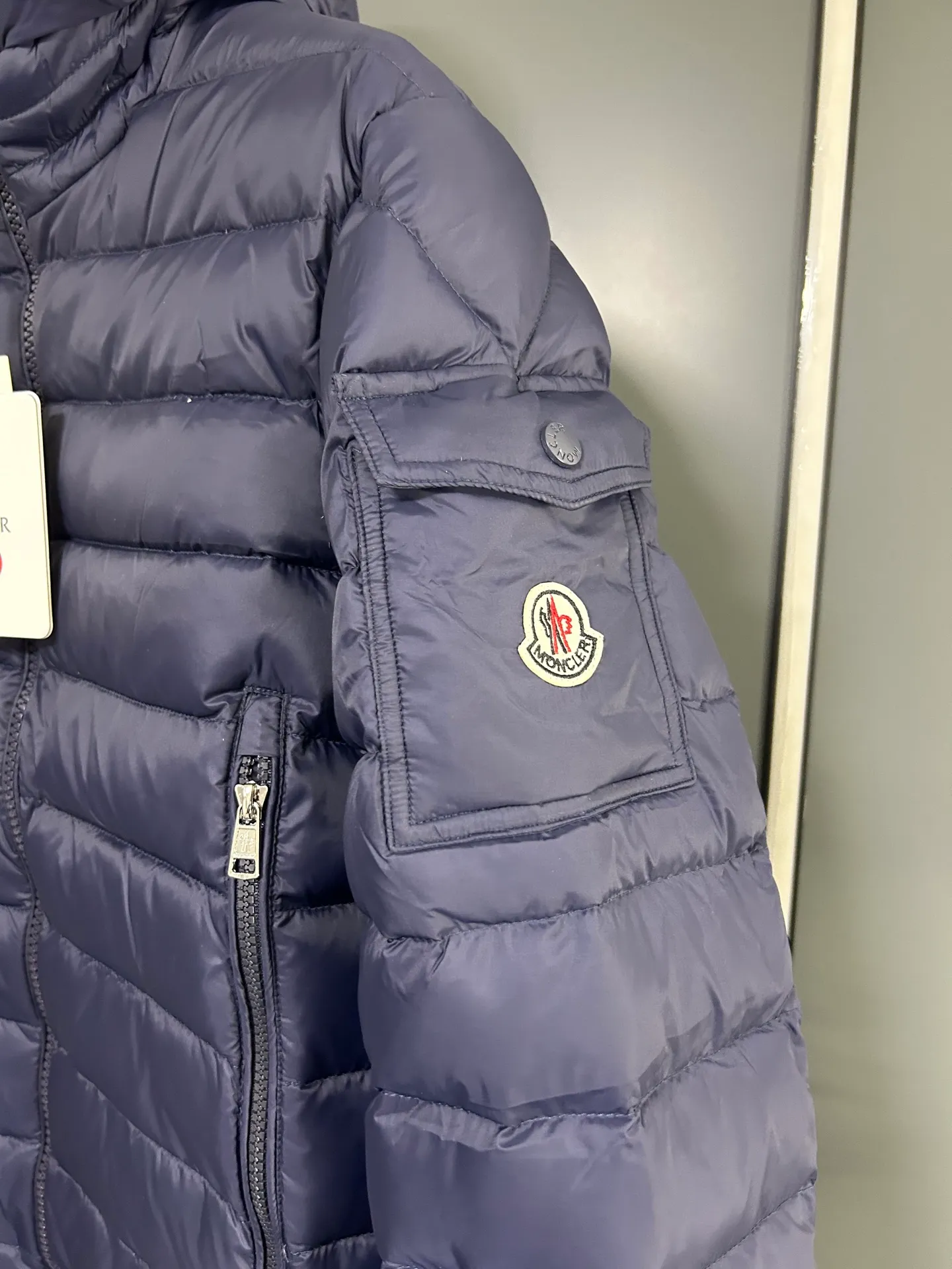P660 Moncler Avocette solid color hooded zipper outdoor warm rib down jacket 90 down filling 750 fill power Tajima embroidery white duck down short lightweight hooded down jacket jacket small zipper pocket on the chest side for storing things The Thorium AR hooded model is versatile, durable and warm. It can be used as a mid-layer in winter and winter, or worn alone. It can also be easily worn with hard-shell clothing in cold environments.     The fabric has been improved with AratoTM30 nylon fabric with fine texture, which is very warm and wear-resistant. It is also treated with DWR, which can effectively prevent water and moisture.     DownCompositeMapping zoned filling technology can reasonably allocate down insulation and synthetic insulation areas. The simple design of StormHoodM is made of synthetic insulation materials. Zippered hand pockets, inner zipper pockets. Combination of technology and technology. Lightweight and warm. Three-dimensional tailoring. Hooded design. Complete three-standard accessories. What you see is what you get. Same style for men and women. Color: navy. Size: M-3XL.
