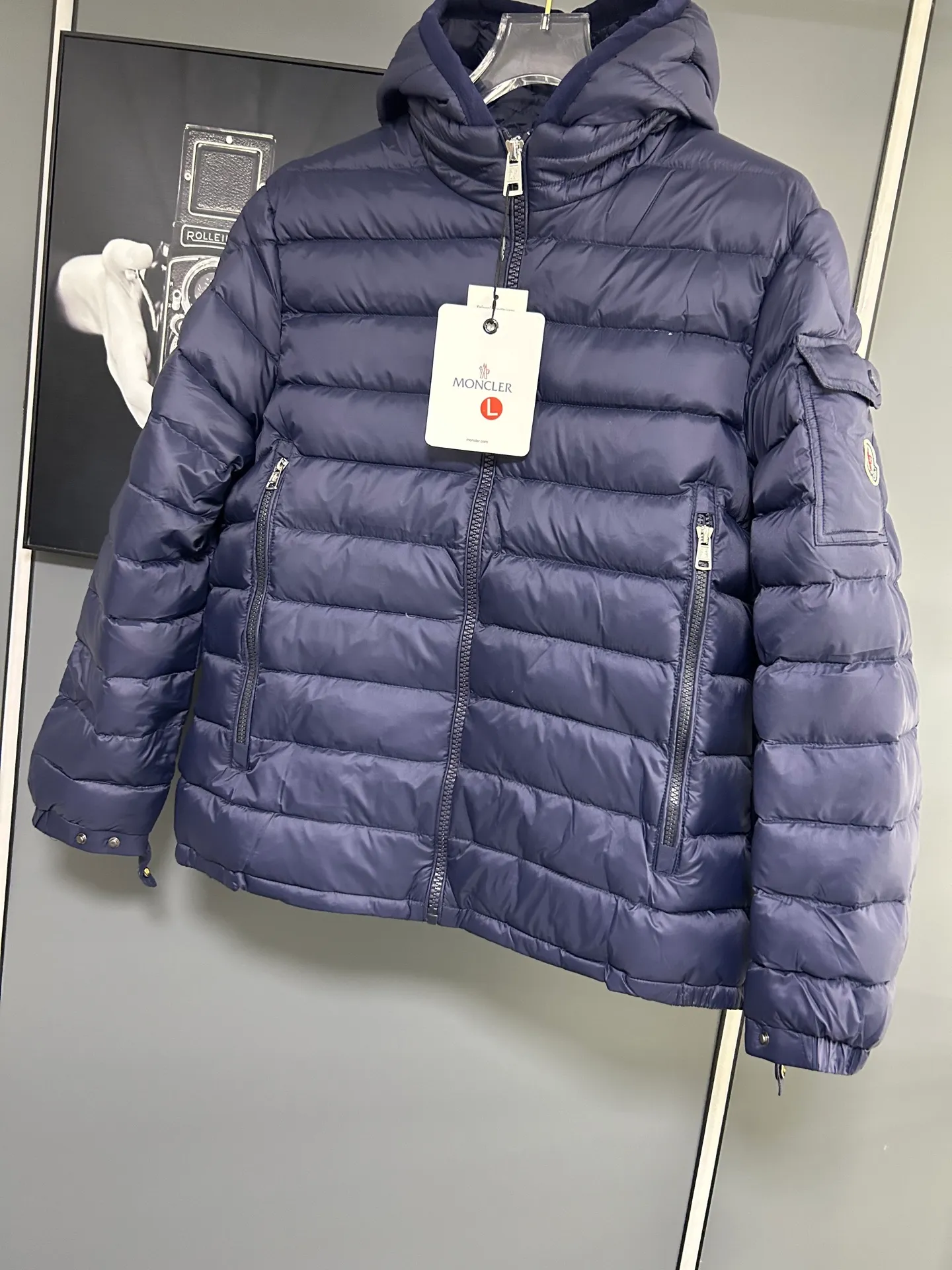 P660 Moncler Avocette solid color hooded zipper outdoor warm rib down jacket 90 down filling 750 fill power Tajima embroidery white duck down short lightweight hooded down jacket jacket small zipper pocket on the chest side for storing things The Thorium AR hooded model is versatile, durable and warm. It can be used as a mid-layer in winter and winter, or worn alone. It can also be easily worn with hard-shell clothing in cold environments.     The fabric has been improved with AratoTM30 nylon fabric with fine texture, which is very warm and wear-resistant. It is also treated with DWR, which can effectively prevent water and moisture.     DownCompositeMapping zoned filling technology can reasonably allocate down insulation and synthetic insulation areas. The simple design of StormHoodM is made of synthetic insulation materials. Zippered hand pockets, inner zipper pockets. Combination of technology and technology. Lightweight and warm. Three-dimensional tailoring. Hooded design. Complete three-standard accessories. What you see is what you get. Same style for men and women. Color: navy. Size: M-3XL.