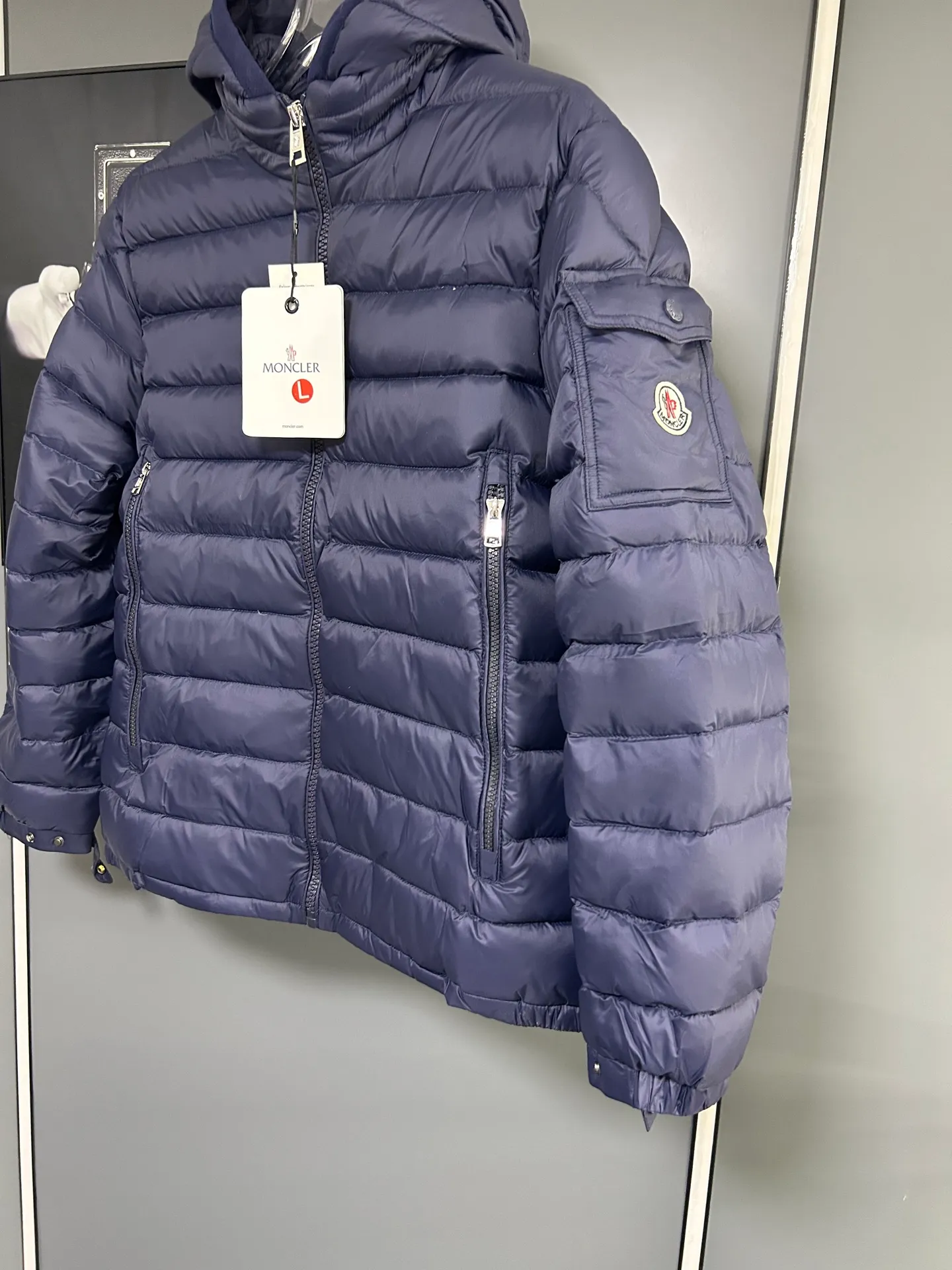 P660 Moncler Avocette solid color hooded zipper outdoor warm rib down jacket 90 down filling 750 fill power Tajima embroidery white duck down short lightweight hooded down jacket jacket small zipper pocket on the chest side for storing things The Thorium AR hooded model is versatile, durable and warm. It can be used as a mid-layer in winter and winter, or worn alone. It can also be easily worn with hard-shell clothing in cold environments.     The fabric has been improved with AratoTM30 nylon fabric with fine texture, which is very warm and wear-resistant. It is also treated with DWR, which can effectively prevent water and moisture.     DownCompositeMapping zoned filling technology can reasonably allocate down insulation and synthetic insulation areas. The simple design of StormHoodM is made of synthetic insulation materials. Zippered hand pockets, inner zipper pockets. Combination of technology and technology. Lightweight and warm. Three-dimensional tailoring. Hooded design. Complete three-standard accessories. What you see is what you get. Same style for men and women. Color: navy. Size: M-3XL.