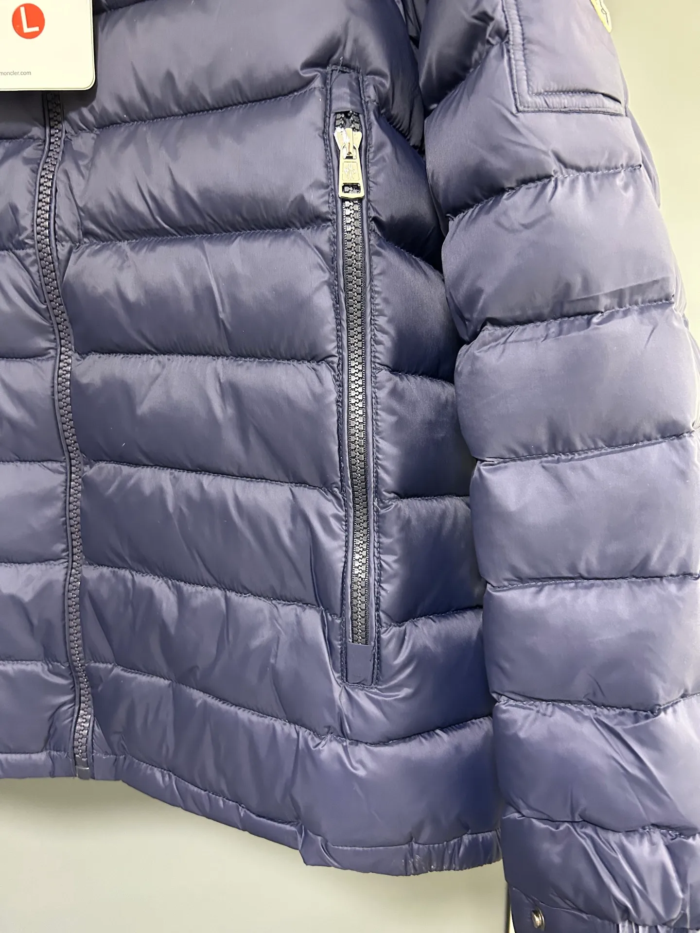 P660 Moncler Avocette solid color hooded zipper outdoor warm rib down jacket 90 down filling 750 fill power Tajima embroidery white duck down short lightweight hooded down jacket jacket small zipper pocket on the chest side for storing things The Thorium AR hooded model is versatile, durable and warm. It can be used as a mid-layer in winter and winter, or worn alone. It can also be easily worn with hard-shell clothing in cold environments.     The fabric has been improved with AratoTM30 nylon fabric with fine texture, which is very warm and wear-resistant. It is also treated with DWR, which can effectively prevent water and moisture.     DownCompositeMapping zoned filling technology can reasonably allocate down insulation and synthetic insulation areas. The simple design of StormHoodM is made of synthetic insulation materials. Zippered hand pockets, inner zipper pockets. Combination of technology and technology. Lightweight and warm. Three-dimensional tailoring. Hooded design. Complete three-standard accessories. What you see is what you get. Same style for men and women. Color: navy. Size: M-3XL.