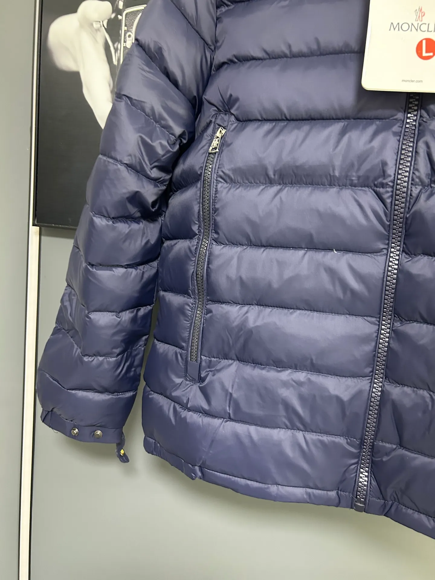 P660 Moncler Avocette solid color hooded zipper outdoor warm rib down jacket 90 down filling 750 fill power Tajima embroidery white duck down short lightweight hooded down jacket jacket small zipper pocket on the chest side for storing things The Thorium AR hooded model is versatile, durable and warm. It can be used as a mid-layer in winter and winter, or worn alone. It can also be easily worn with hard-shell clothing in cold environments.     The fabric has been improved with AratoTM30 nylon fabric with fine texture, which is very warm and wear-resistant. It is also treated with DWR, which can effectively prevent water and moisture.     DownCompositeMapping zoned filling technology can reasonably allocate down insulation and synthetic insulation areas. The simple design of StormHoodM is made of synthetic insulation materials. Zippered hand pockets, inner zipper pockets. Combination of technology and technology. Lightweight and warm. Three-dimensional tailoring. Hooded design. Complete three-standard accessories. What you see is what you get. Same style for men and women. Color: navy. Size: M-3XL.