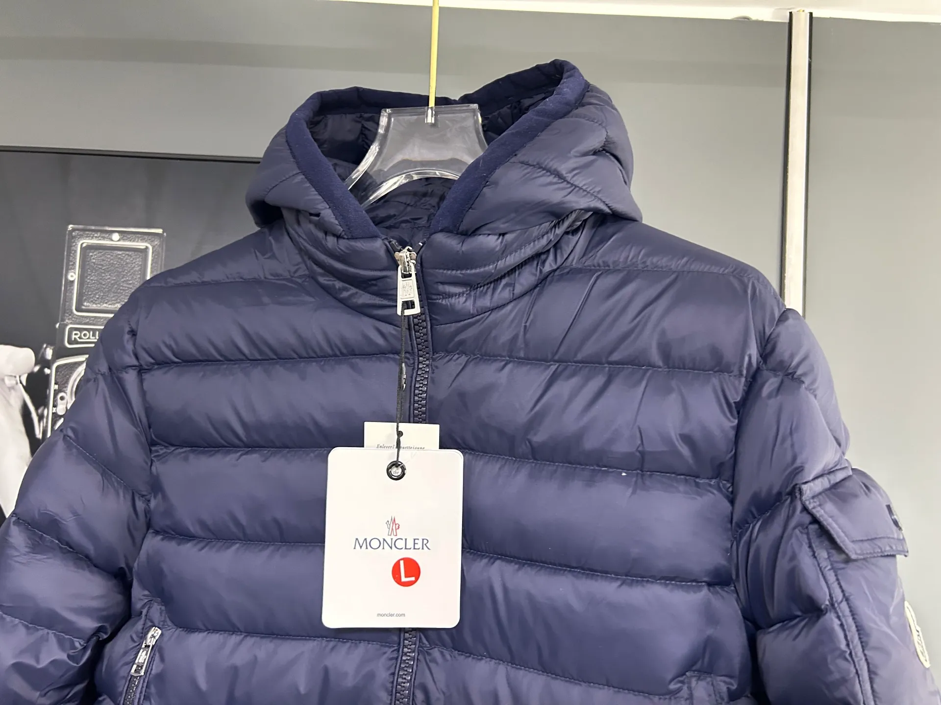 P660 Moncler Avocette solid color hooded zipper outdoor warm rib down jacket 90 down filling 750 fill power Tajima embroidery white duck down short lightweight hooded down jacket jacket small zipper pocket on the chest side for storing things The Thorium AR hooded model is versatile, durable and warm. It can be used as a mid-layer in winter and winter, or worn alone. It can also be easily worn with hard-shell clothing in cold environments.     The fabric has been improved with AratoTM30 nylon fabric with fine texture, which is very warm and wear-resistant. It is also treated with DWR, which can effectively prevent water and moisture.     DownCompositeMapping zoned filling technology can reasonably allocate down insulation and synthetic insulation areas. The simple design of StormHoodM is made of synthetic insulation materials. Zippered hand pockets, inner zipper pockets. Combination of technology and technology. Lightweight and warm. Three-dimensional tailoring. Hooded design. Complete three-standard accessories. What you see is what you get. Same style for men and women. Color: navy. Size: M-3XL.