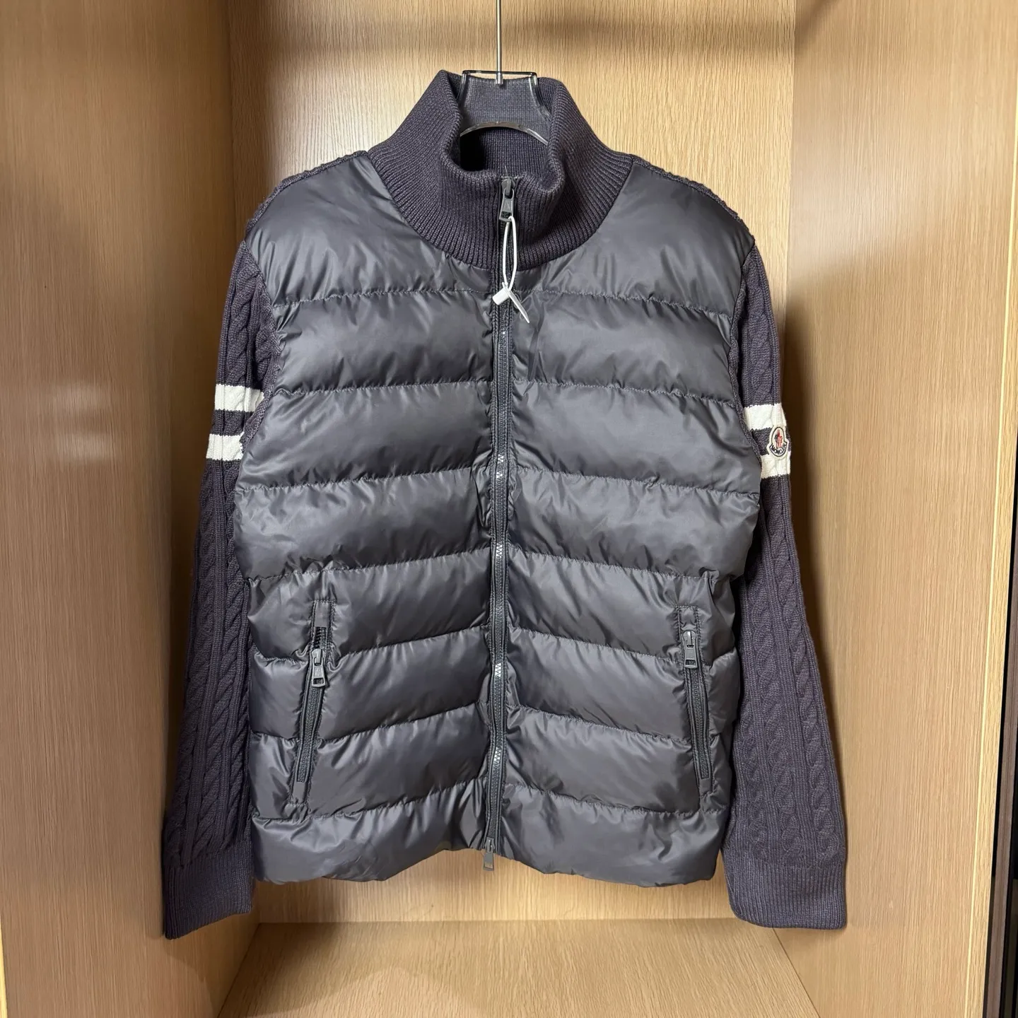 P560 Style number: T33 Moncler's new winter stand-up collar wool knitted splicing down jacket. The entire set is lined with windproof and warm. The official website is synchronized. It is the same style for men and women. It is made of 90 white duck down. The upper part of the whole dress is light, comfortable, simple, luxurious, exquisite and versatile. It is a high-end luxury down jacket item with a very outstanding temperament and is made in a classic college style. The knitted part is 37 wool spliced, and the soft and elegant knitted sleeve splicing design adds to the unique luxury retro style. The classic LOGO craftsmanship on the sleeves perfectly highlights the brand performance and recognition of this style. Stand-up collar design Fitted straight version, zipper closure, M knitted spliced down jacket front width 90 velvet filling, splicing is made of wool, sleeves are decorated with patch badges, stand-up collar zipper closure, double side pocket design is practical and convenient❗️ The overall shape configuration is also biased toward slimming to create an upper body that can better modify the lines and beauty of the body shape. The hands and feet naturally have a sense of high-end accent. The sleeves are made of knitted material, which has both comfort and style, elegance and nobility. The stitching uses the first line and then separated velvet filling technology. The craftsmanship is very sophisticated and there is no velvet running! The four-layer inner liner further reduces the possibility of velvet lining on the inside! It truly locks the down and the temperature! High-quality down! European standard 90 down standard! There is no choice in fill power, down filling, and feel! You can hardly feel the lint, let alone worry about velvet problem. Produced by a large factory, with original hardware and accessories, and fine workmanship! The men's and women's same-style patchwork knitted quilted down stand-collar jacket is on sale simultaneously on the official website!  Color: Temperament Black Iceland Gray